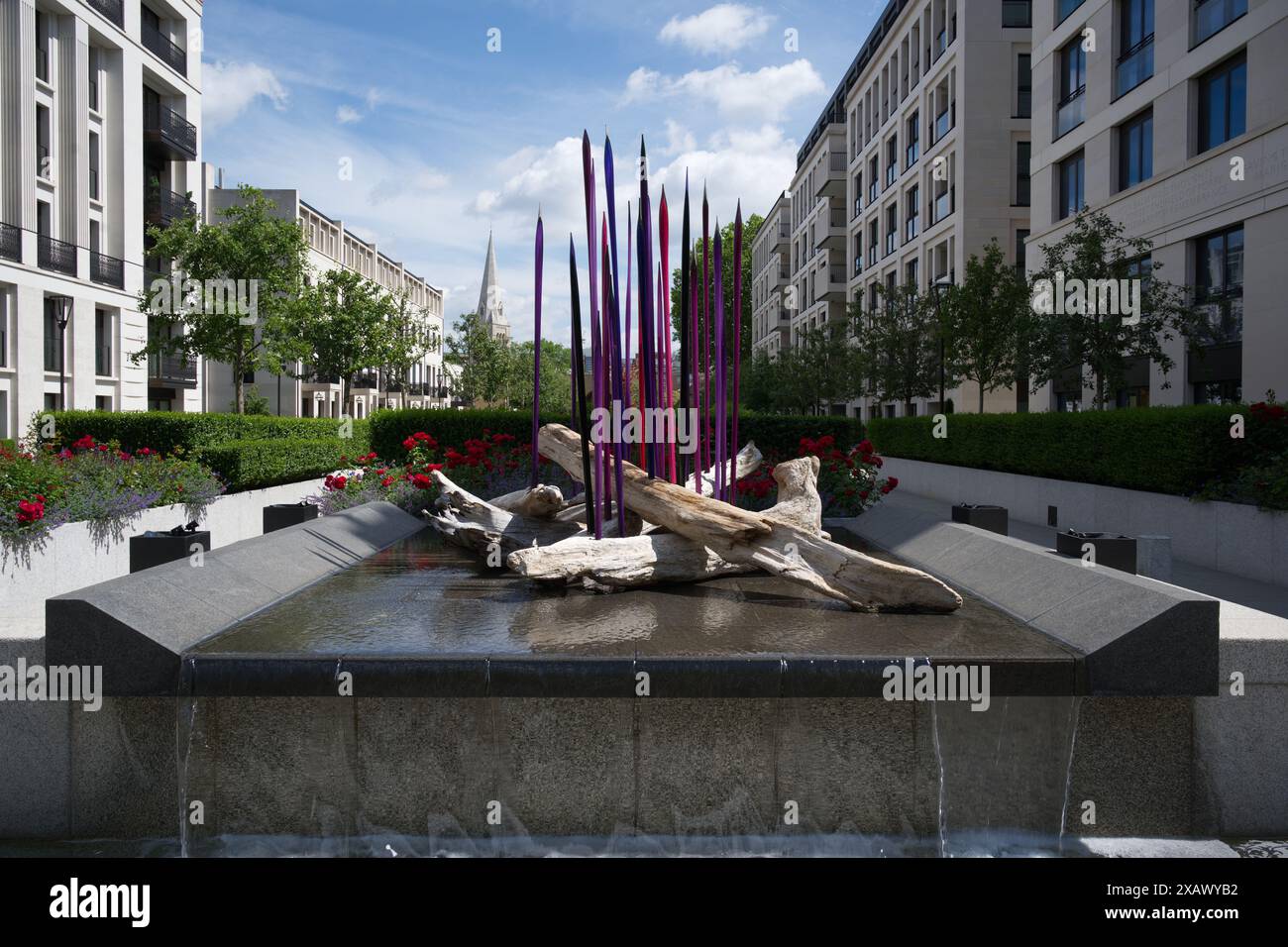 Améthyste Reeds (2024) - sculpture en verre de Dale Chihuly au Chelsea Barracks sculpture Trail 2024 Banque D'Images