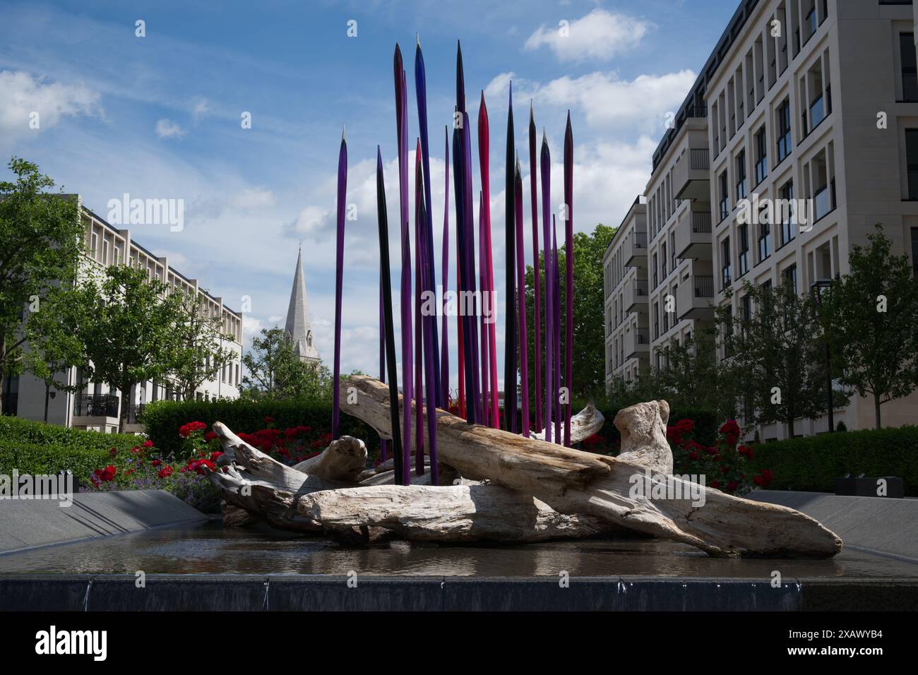 Améthyste Reeds (2024) - sculpture en verre de Dale Chihuly au Chelsea Barracks sculpture Trail 2024 Banque D'Images