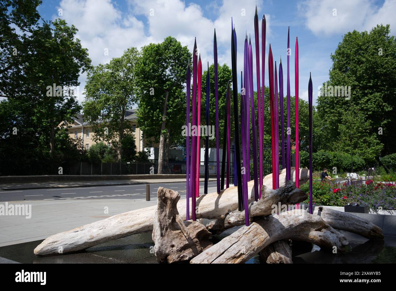 Améthyste Reeds (2024) - sculpture en verre de Dale Chihuly au Chelsea Barracks sculpture Trail 2024 Banque D'Images