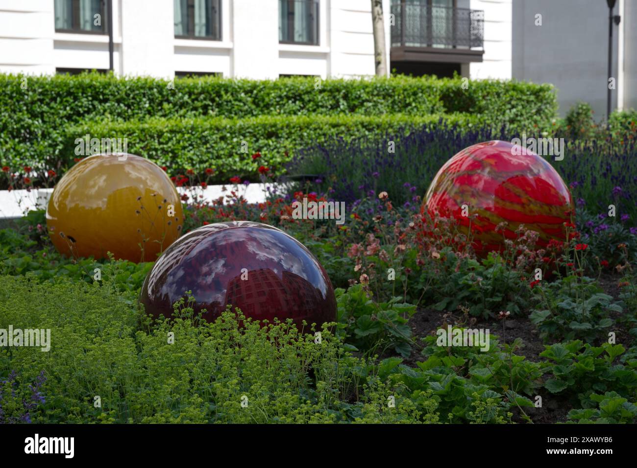 Boules de verre - sculpture en verre de Dale Chihuly au Chelsea Barracks sculpture Trail 2024 Banque D'Images