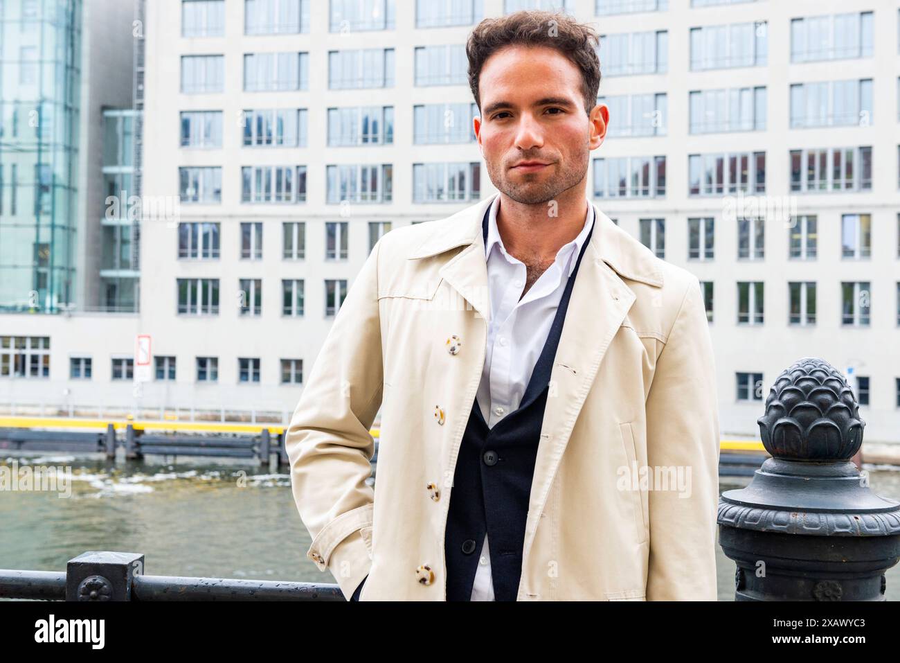 Portrait Busines homme se promenant homme d'affaires gay se promenant dans les rues du Capitole allemand sur son chemin à un de ses lieux de travail mobiles. Berlin, Allemagne. MRYES Berlin Spree River Bank Berlin Allemagne Copyright : xGuidoxKoppesxPhotox Banque D'Images