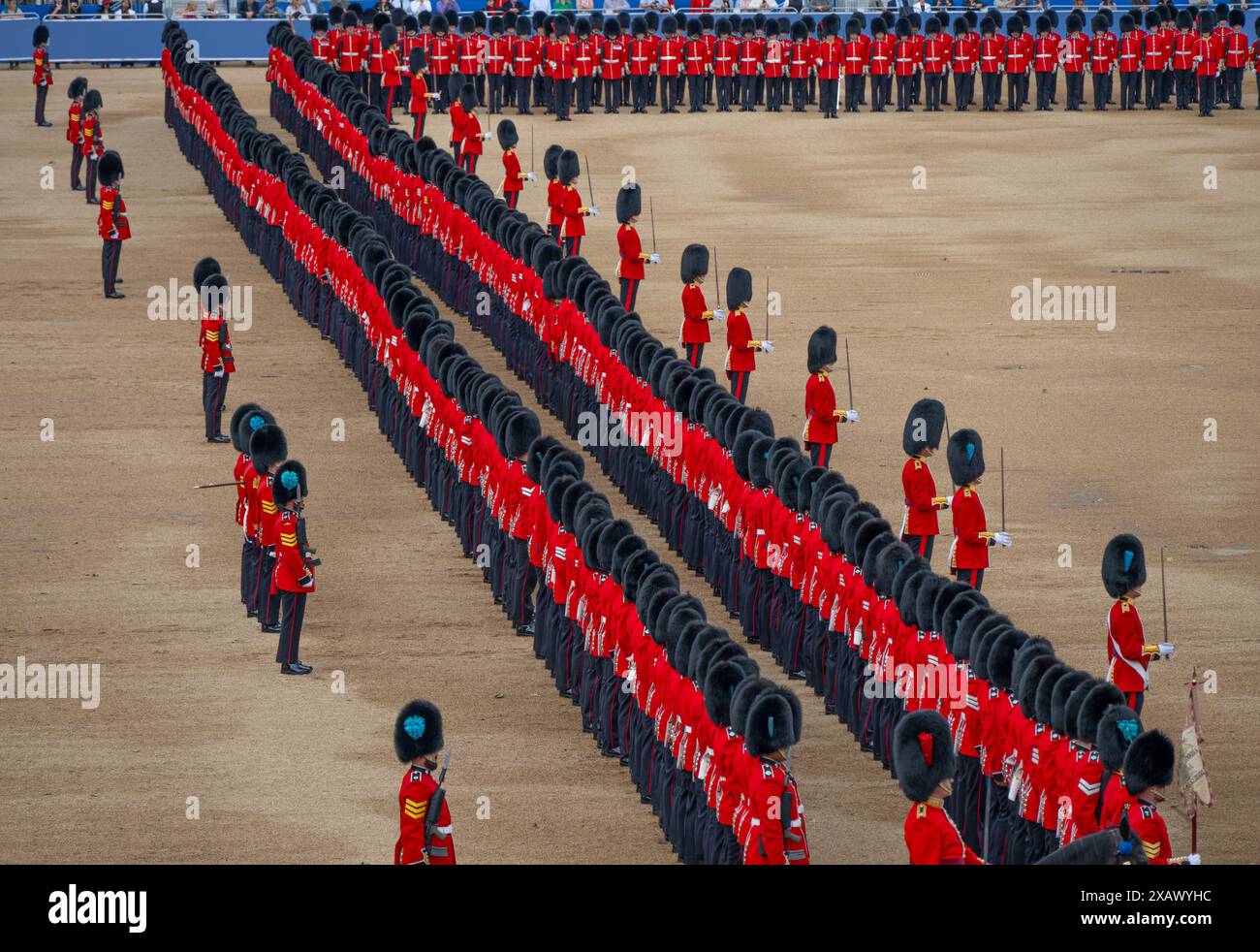 Horse Guards Parade Londres, Royaume-Uni. 8 juin 2024. La revue du colonel du Trooping of the Colour pour la parade d’anniversaire du roi a lieu. Cette répétition officielle de la parade de cérémonie d'État est la dernière revue officielle en uniforme complet des troupes et des chevaux avant de défiler pour la parade officielle d'anniversaire de SM le Roi le 15 juin. Les soldats sont inspectés par le lieutenant-général Sir James Bucknall KCB CBE qui prend le salut, debout pour Catherine, princesse de Galles devant un public bondé. Crédit : Malcolm Park/Alamy Banque D'Images