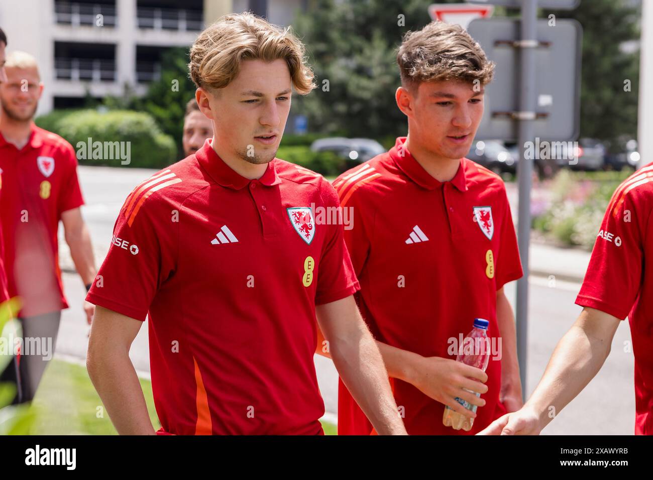 BRATISLAVA, Slovaquie. 09 juin 2024. Charlie Savage du pays de Galles et Lewis Koumas du pays de Galles lors d'une marche par équipe avant le match amical international entre la Slovaquie et Cymru au stade d'Anton Malatinský, Slovaquie, le 9 juin. (Photo by John Smith/FAW) crédit : Football Association of Wales/Alamy Live News crédit : Football Association of Wales/Alamy Live News Banque D'Images