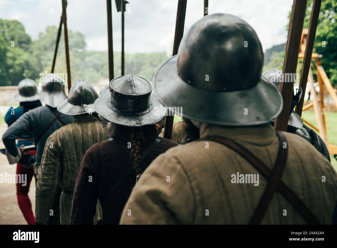 Château de Červený Kameň, Slovaquie - 25 mai 2024 : événements historiques de reconstitution de personnes en attirance médiévale. Les reconstructions fournissent des informations précieuses sur Banque D'Images