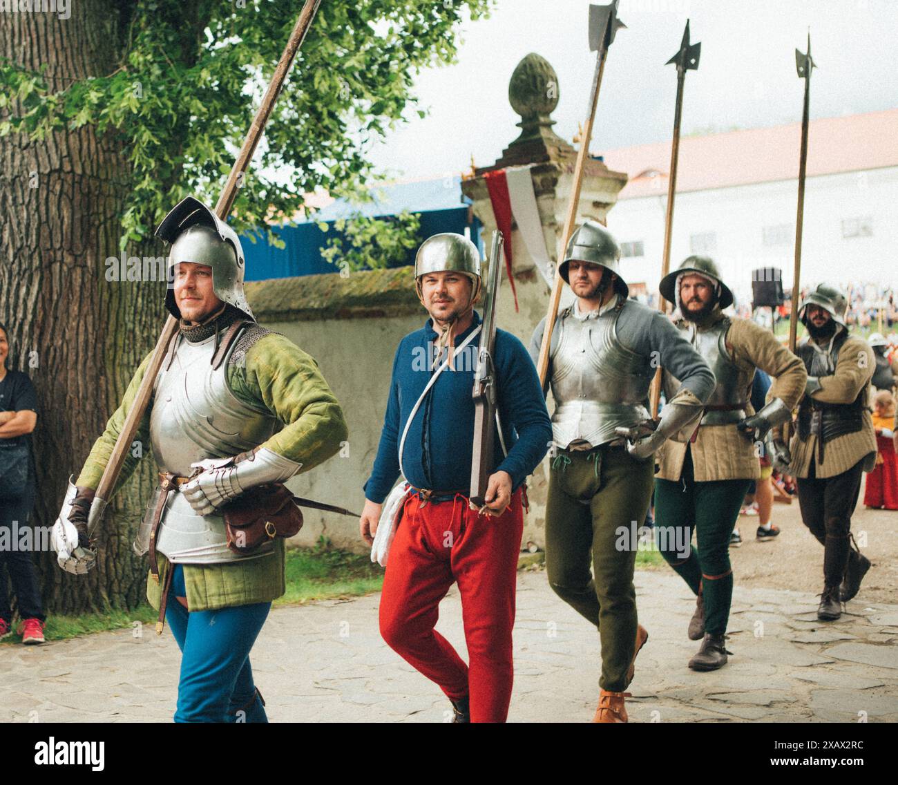 Château de Červený Kameň, Slovaquie - 25 mai 2024 : événements historiques de reconstitution de personnes en attirance médiévale. Les reconstructions fournissent des informations précieuses sur Banque D'Images