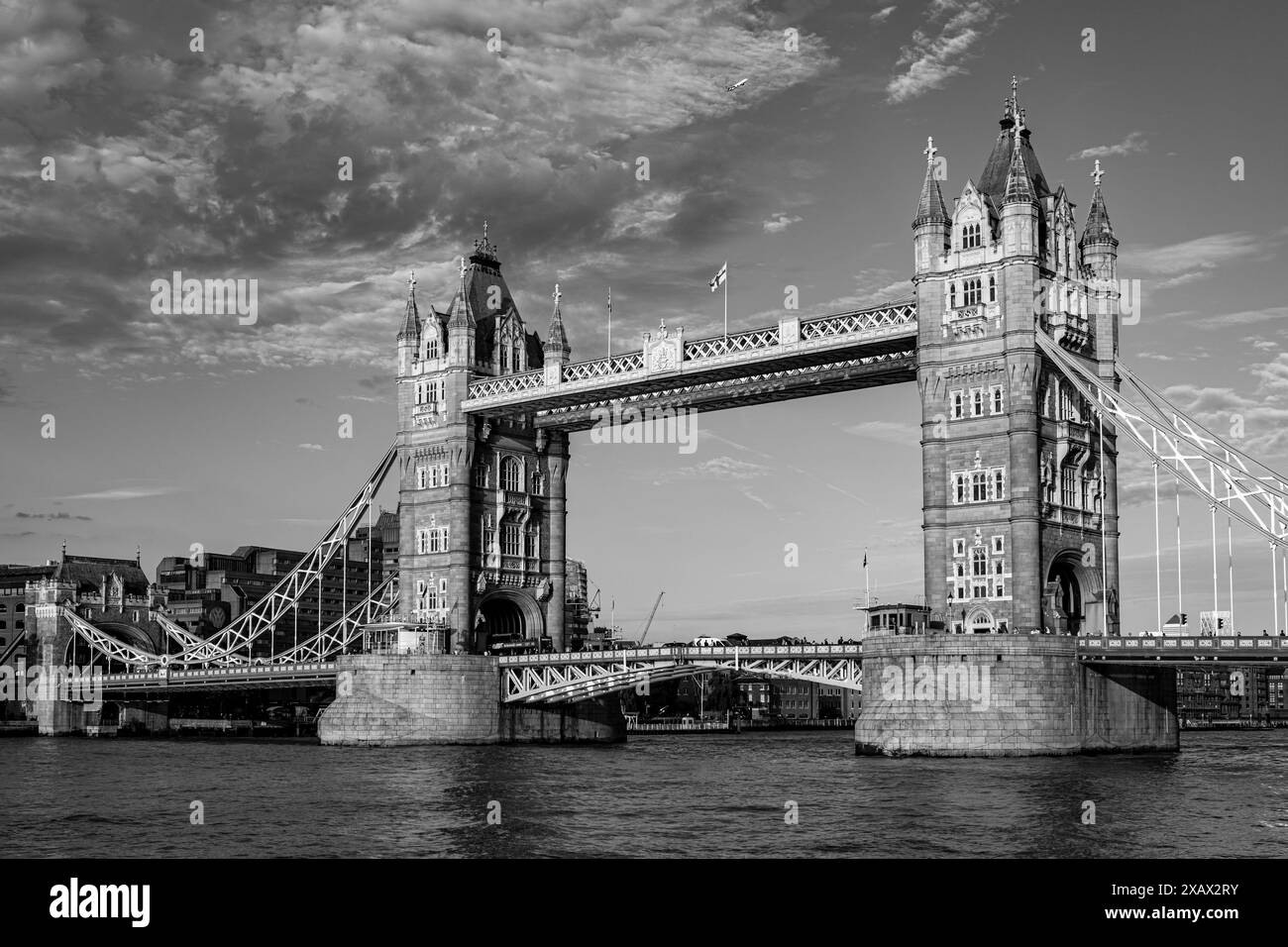 Londres, Angleterre – août 2023. Tower Bridge est un pont suspendu combiné qui traverse la Tamise près de la Tour de Londres comme l'un des symboles emblématiques Banque D'Images