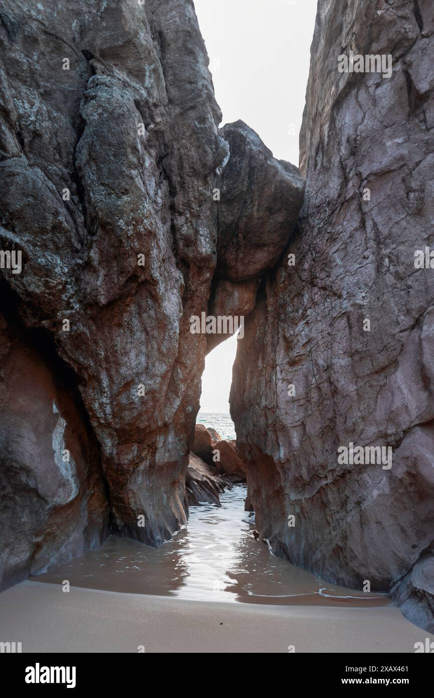 Montagne rocheuse sur le bord de mer Gadani plage Pakistan Banque D'Images