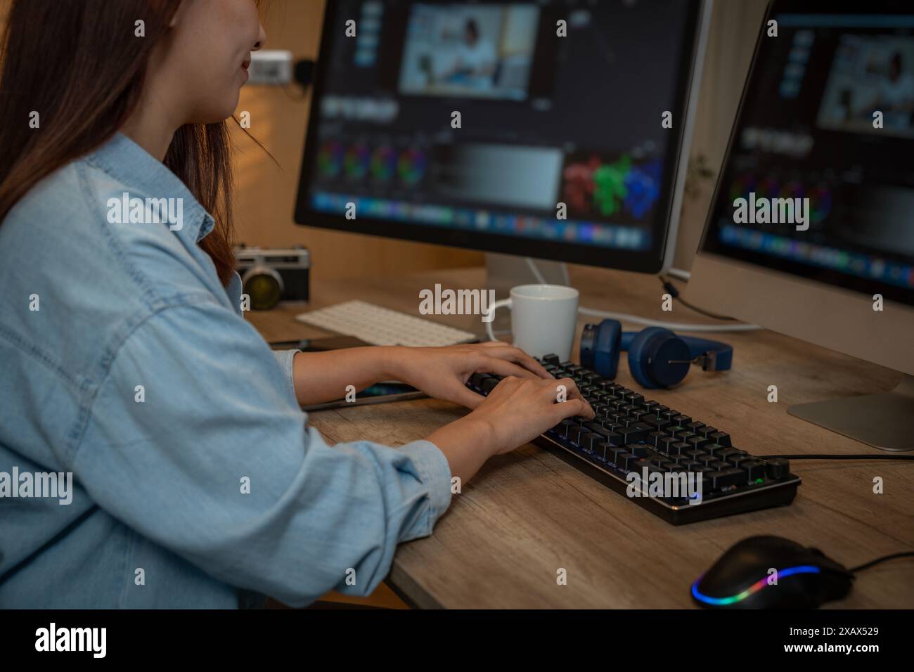 Une jeune femme édite des vidéos à la maison Banque D'Images