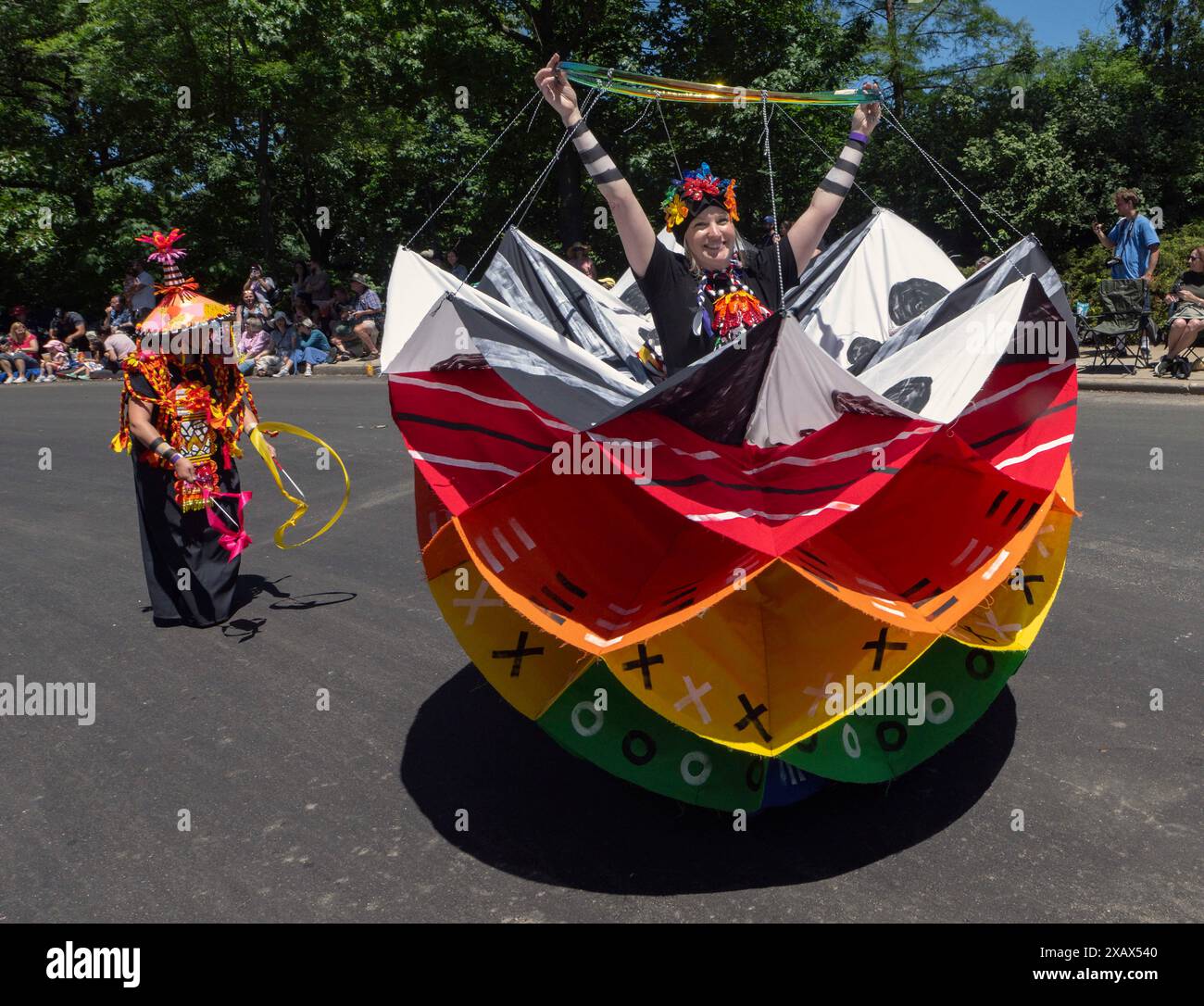 Cleveland, Ohio, États-Unis 08 juin 2024. Présentée par le Cleveland Museum of Art, la parade annuelle Parade the Circle met en vedette des marionnettes géantes et des masques faits à la main créés par des artistes, des familles, des groupes communautaires et des écoles. Le thème de cette année est « visions of Harmony ». (Crédit image : © Brian Cahn/ZUMA Press Wire) USAGE ÉDITORIAL SEULEMENT! Non destiné à UN USAGE commercial ! Banque D'Images