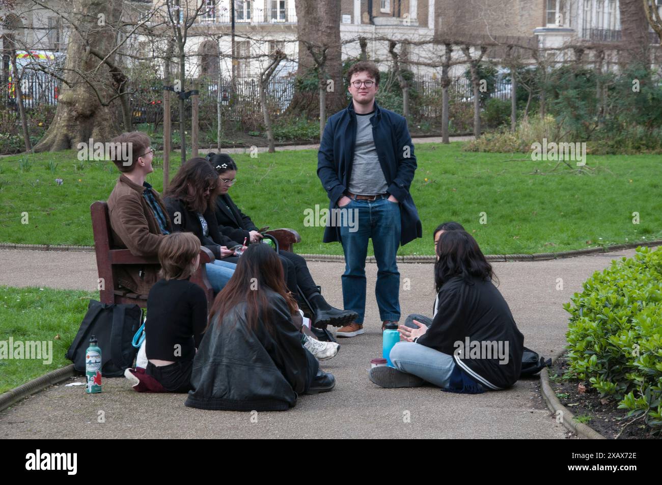 Les élèves se rassemblent à Tavistock Square, Bloomsbury, Londres, Angleterre Banque D'Images