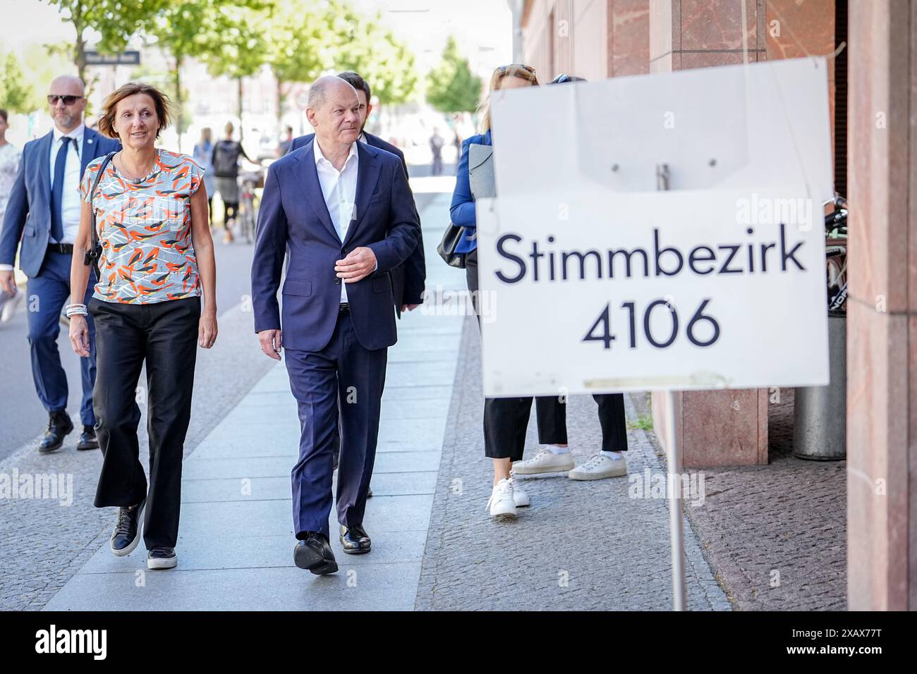 Potsdam, Allemagne. 09 juin 2024. Le chancelier fédéral Olaf Scholz (M, SPD) arrive à son bureau de vote avec son épouse Britta Ernst (G) pour voter aux élections européennes. Crédit : Kay Nietfeld/dpa-Pool/dpa/Alamy Live News Banque D'Images