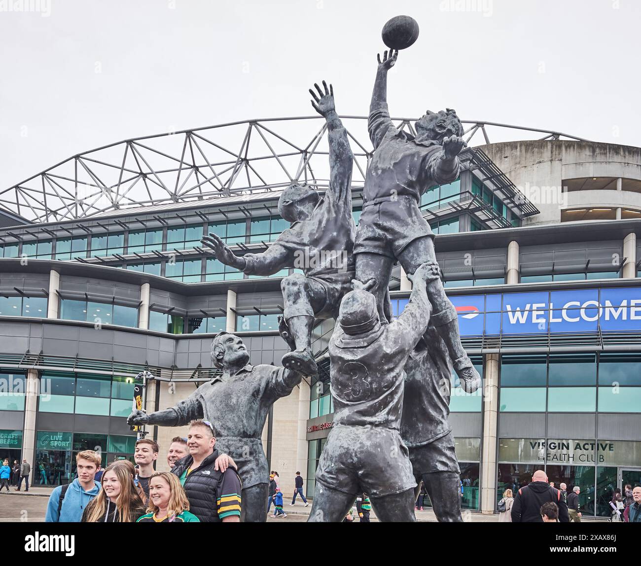 Les fans se rassemblent à Twickenham, en Angleterre, pour le match de rugby anglais entre les Northampton Saints et Bath pour le titre de premier rang, le 5 juin 2024. Banque D'Images