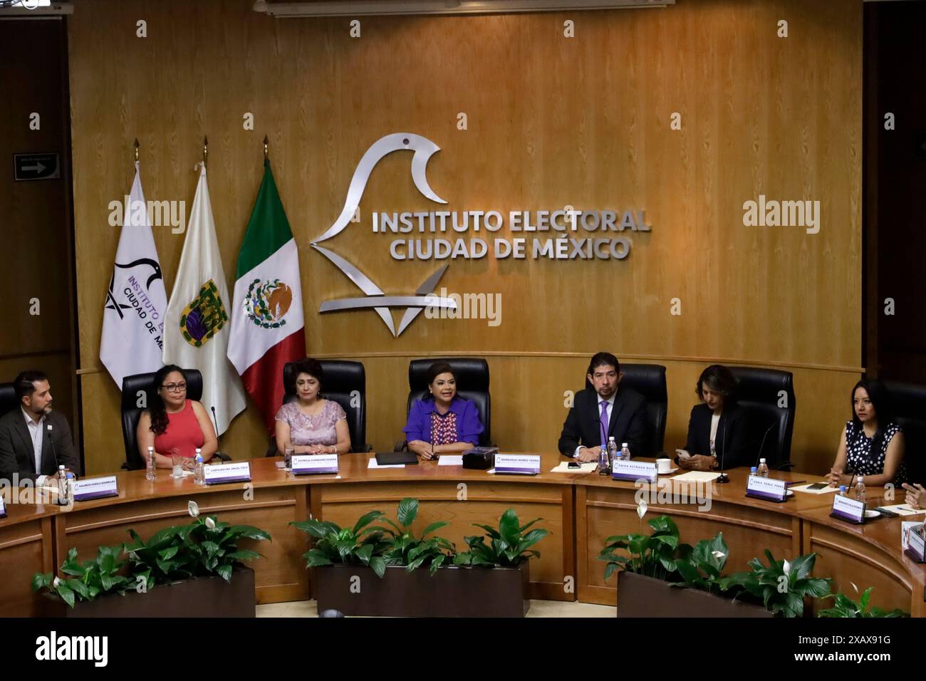 Non exclusif : la Présidente du Conseil de l'Institut électoral de Mexico (IECM), Patricia Avendaño, remet le certificat à Clara Brugada Banque D'Images