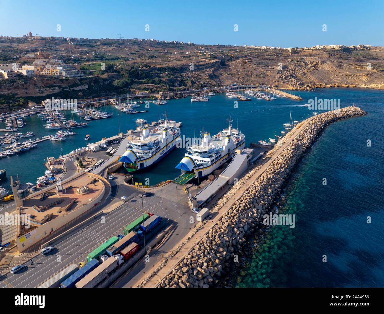 05.25.24 Gozo Malta : Ferry reliant l'île de Malte et l'île de Goro, en passant devant l'île de Comino, Banque D'Images