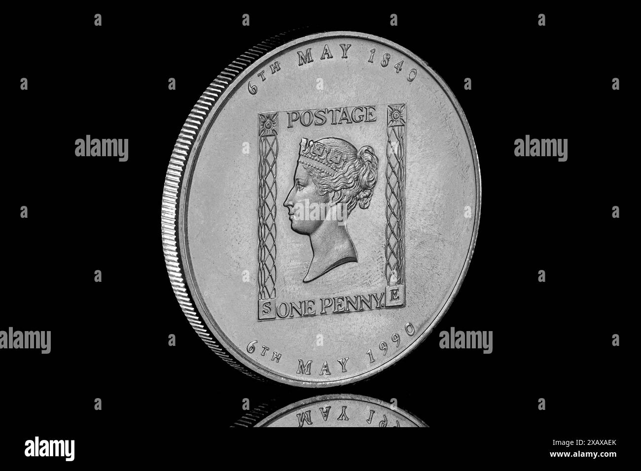 Une pièce de monnaie a été émise au personnel pour commémorer la nouvelle identité de la Royal mail à l'occasion du 150e anniversaire du timbre-poste Penny Black Banque D'Images