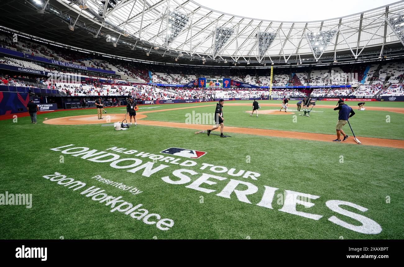 Le personnel au sol prépare le terrain avant le deuxième match des MLB London Series au London Stadium, à Londres. Date de la photo : dimanche 9 juin 2024. Banque D'Images