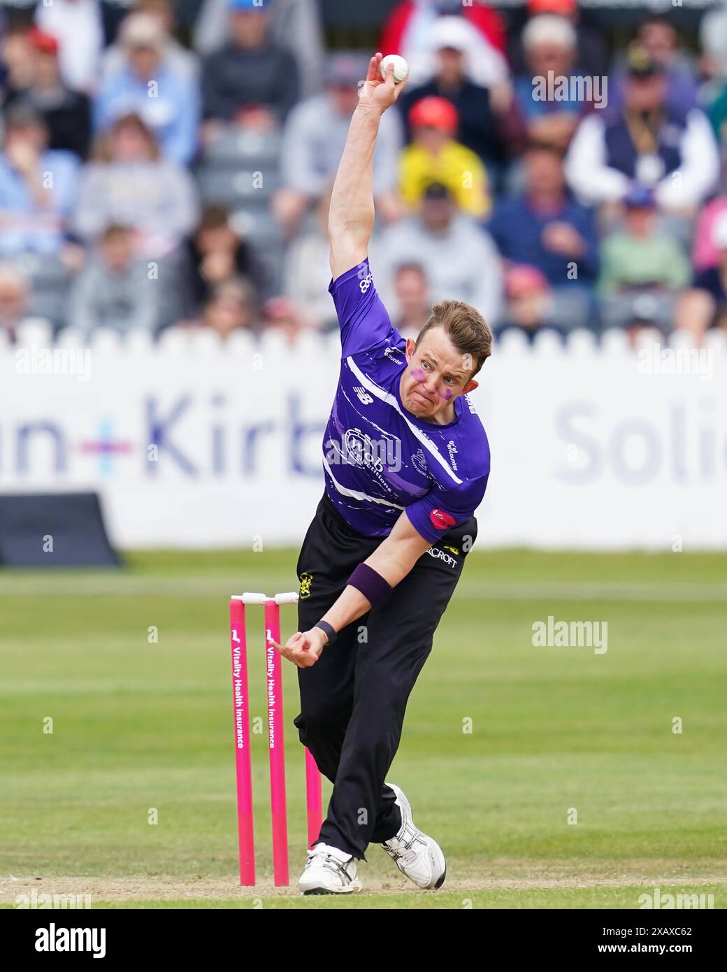 Bristol, Royaume-Uni. 9 juin 2024. Le bowling Josh Shaw du Gloucestershire lors du T20 Vitality Blast match entre le Gloucestershire et les Sussex Sharks. Crédit : Robbie Stephenson/Alamy Live News Banque D'Images