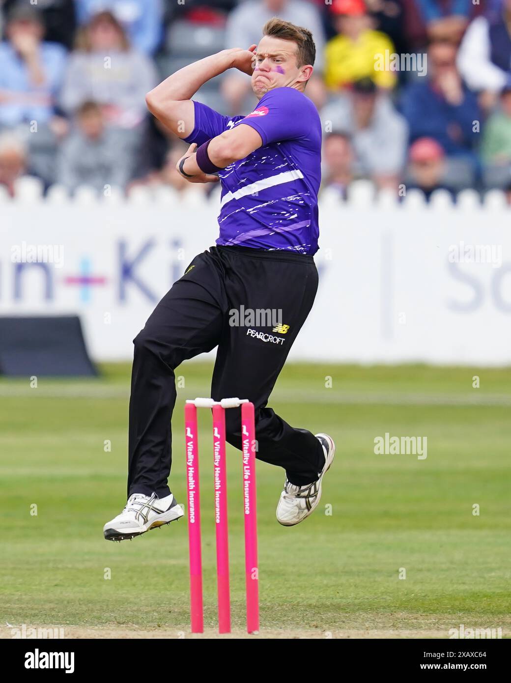 Bristol, Royaume-Uni. 9 juin 2024. Le bowling Josh Shaw du Gloucestershire lors du T20 Vitality Blast match entre le Gloucestershire et les Sussex Sharks. Crédit : Robbie Stephenson/Alamy Live News Banque D'Images
