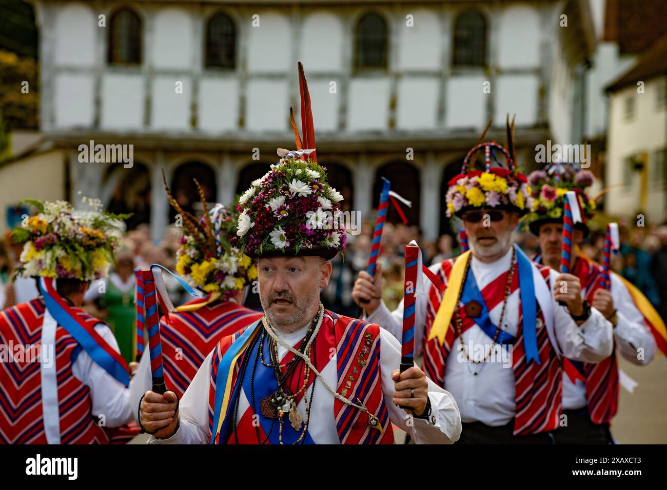 Thaxted Morris Weekend Thaxted Essex England 1-2 juin 2024 vu ici : Saddelworth montre leurs chapeaux couverts de fleurs des centaines de Morris Men et Morris Banque D'Images