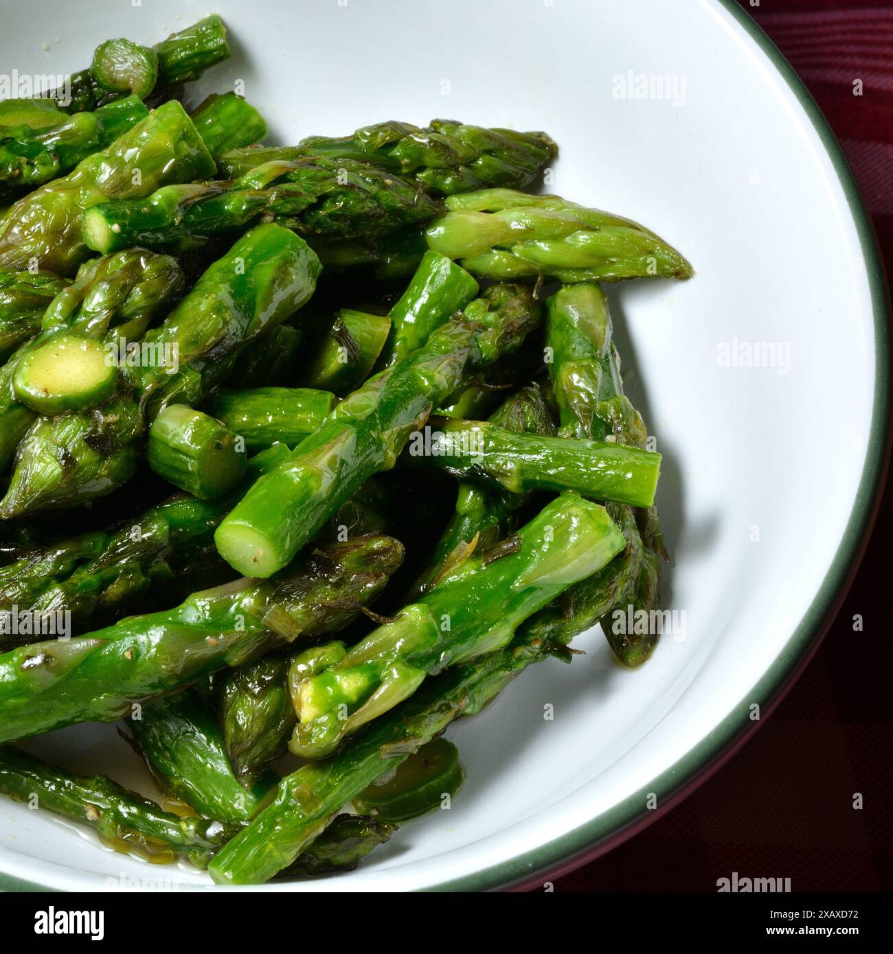 Asperges sautées sur un plat blanc. Banque D'Images