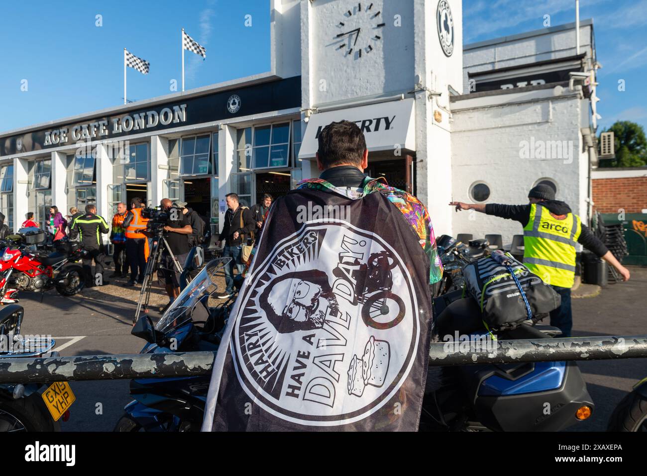 Excursion en moto commémorative pour commémorer Dave Myers, « Hairy Biker », décédé en février 2024. Événement intitulé Dave Day. Les cavaliers se rassemblent à Ace Cafe Banque D'Images