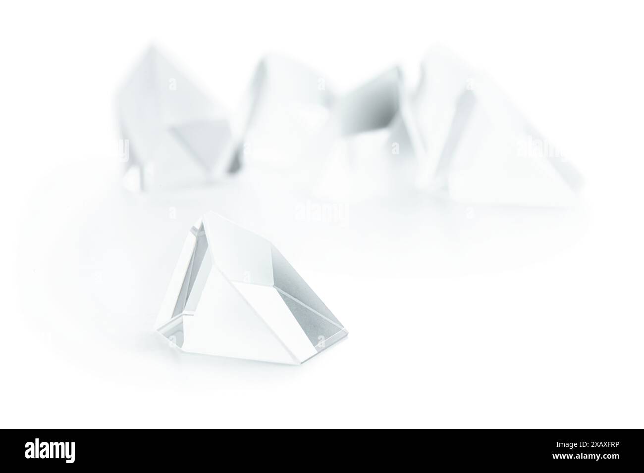 Ensemble de prismes optiques en verre couronne isolé sur blanc Banque D'Images