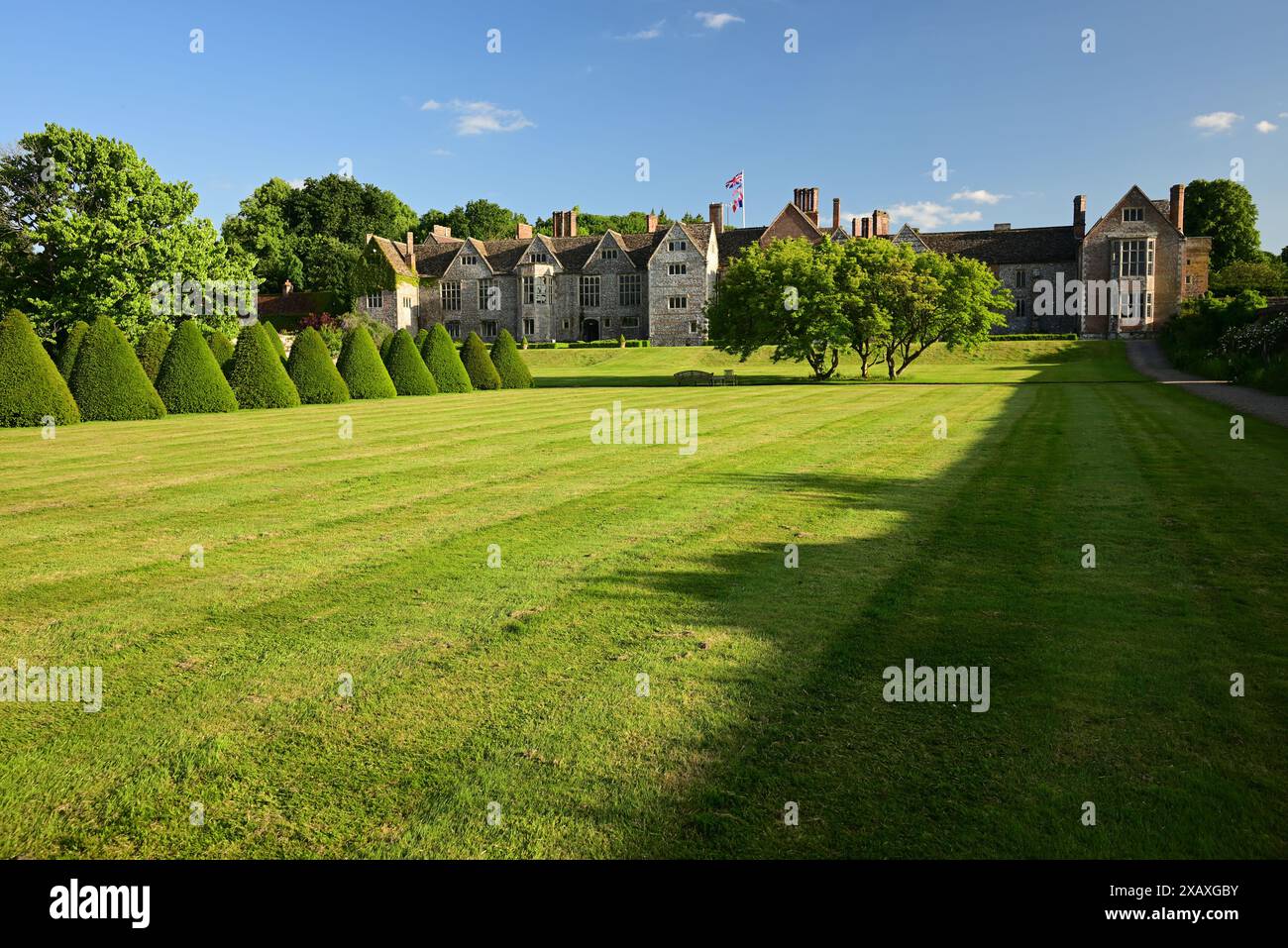 Le soleil en fin de soirée projette des ombres sur la pelouse à l'arrière de Littlecote House, Wiltshire, un manoir élisabéthain maintenant détenu par Warner Hotels. Banque D'Images