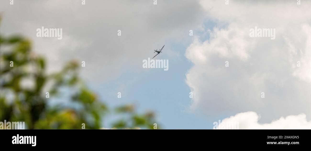 Photographie aérienne de Spitfire IX lors d'une exposition aérienne au-dessus de Bidlea Dairy Banque D'Images