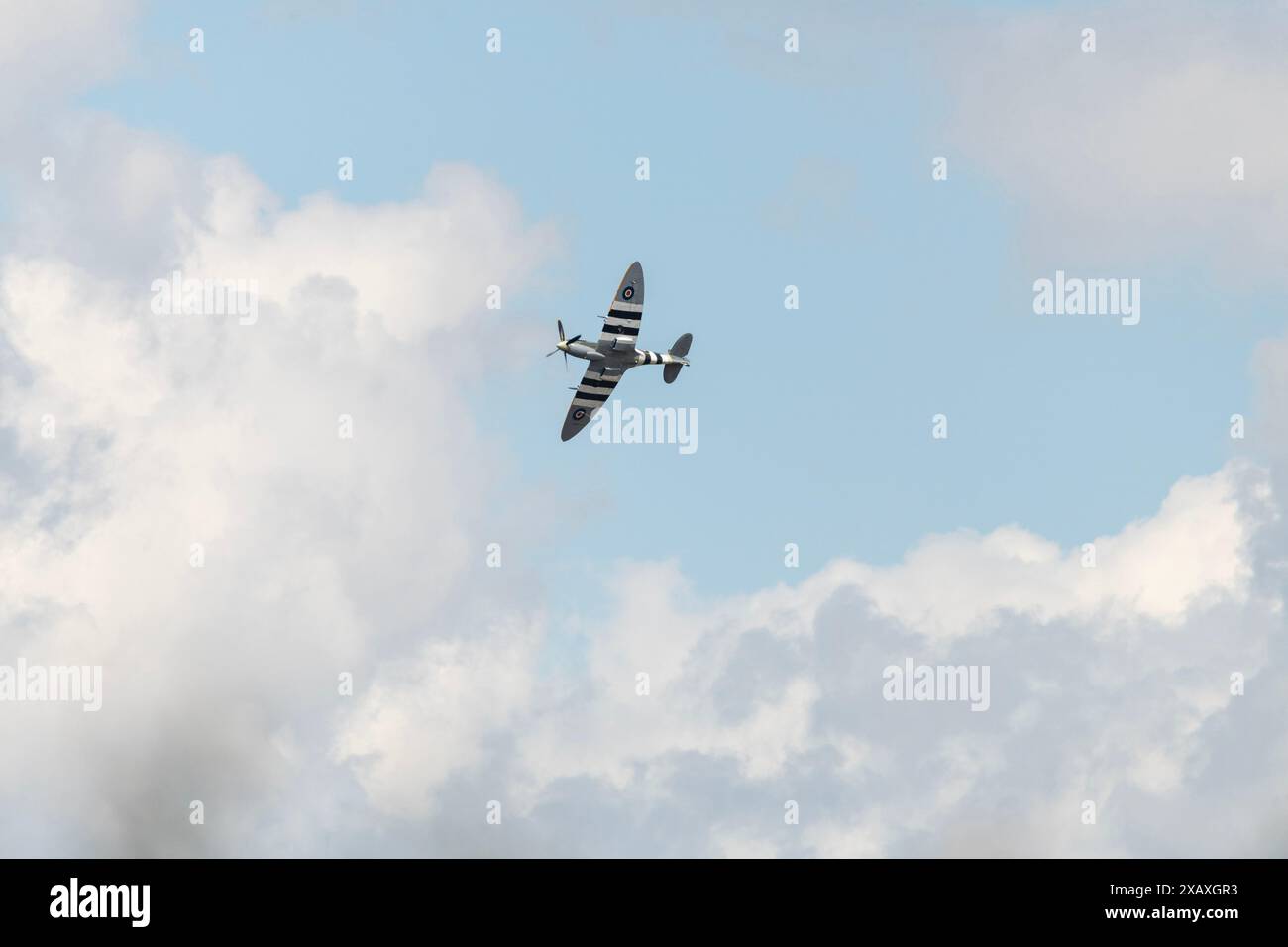 Photographie aérienne de Spitfire IX lors d'une exposition aérienne au-dessus de Bidlea Dairy Banque D'Images