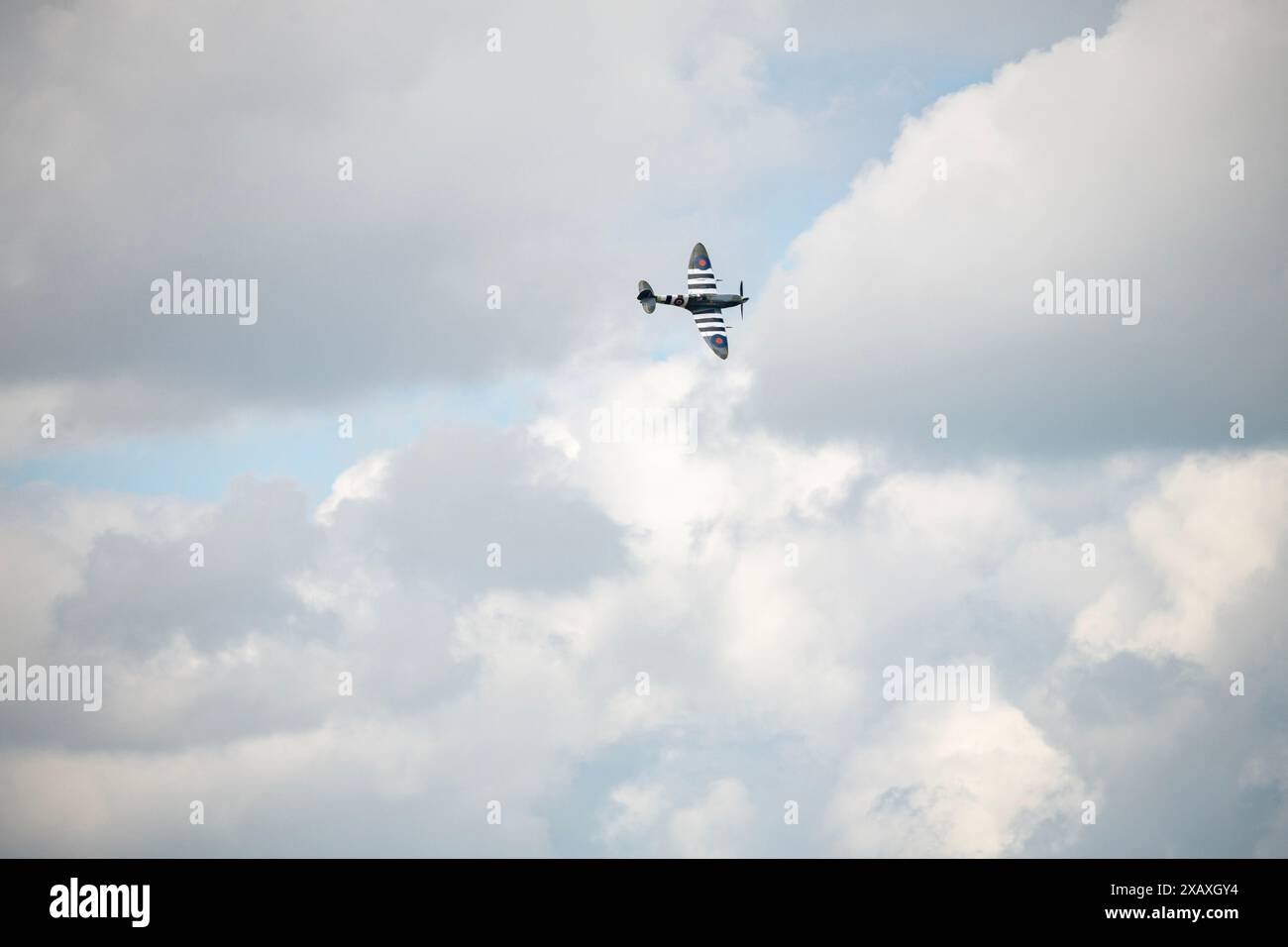 Photographie aérienne de Spitfire IX lors d'une exposition aérienne au-dessus de Bidlea Dairy Banque D'Images