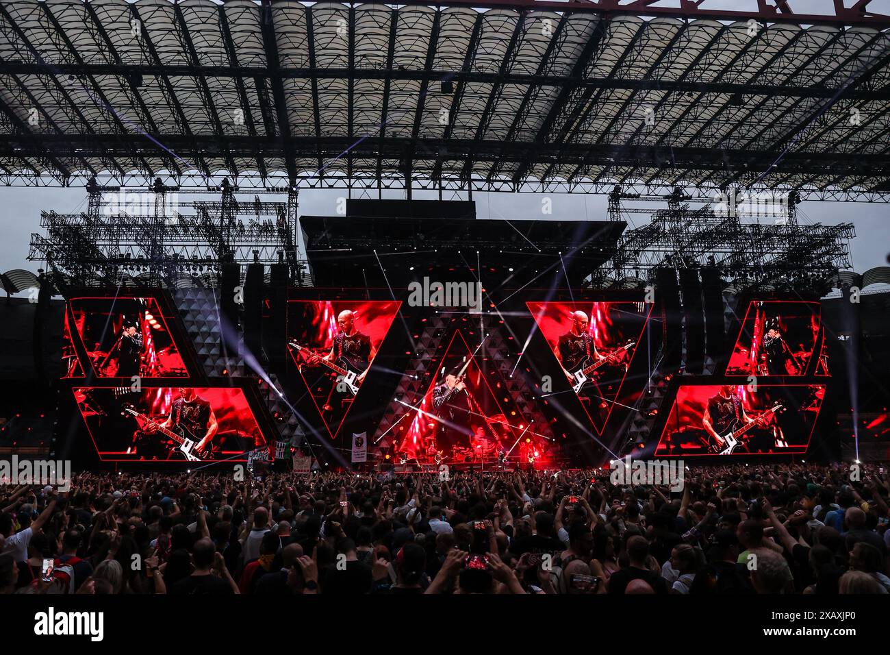 Une vue générale de la scène et de l'atmosphère pendant le Vasco Live 2024 au stade San Siro. Banque D'Images