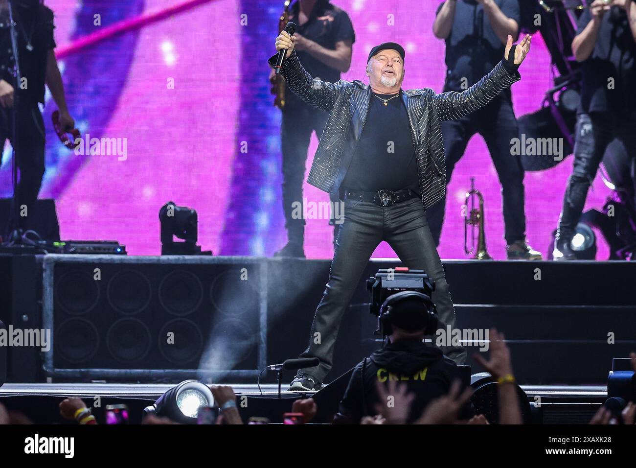 Vasco Rossi se produit sur scène lors du Vasco Live 2024 au stade San Siro le 08 juin 2024 à Milan, Italie - photo FCI / Fabrizio Carabelli Banque D'Images