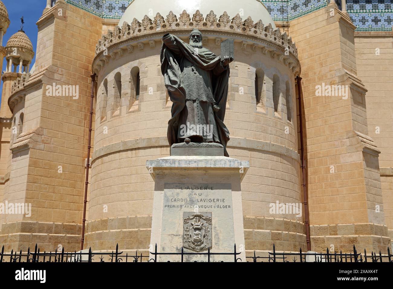 Statue du Cardinal Lavigerie devant la basilique catholique d'Alger Banque D'Images