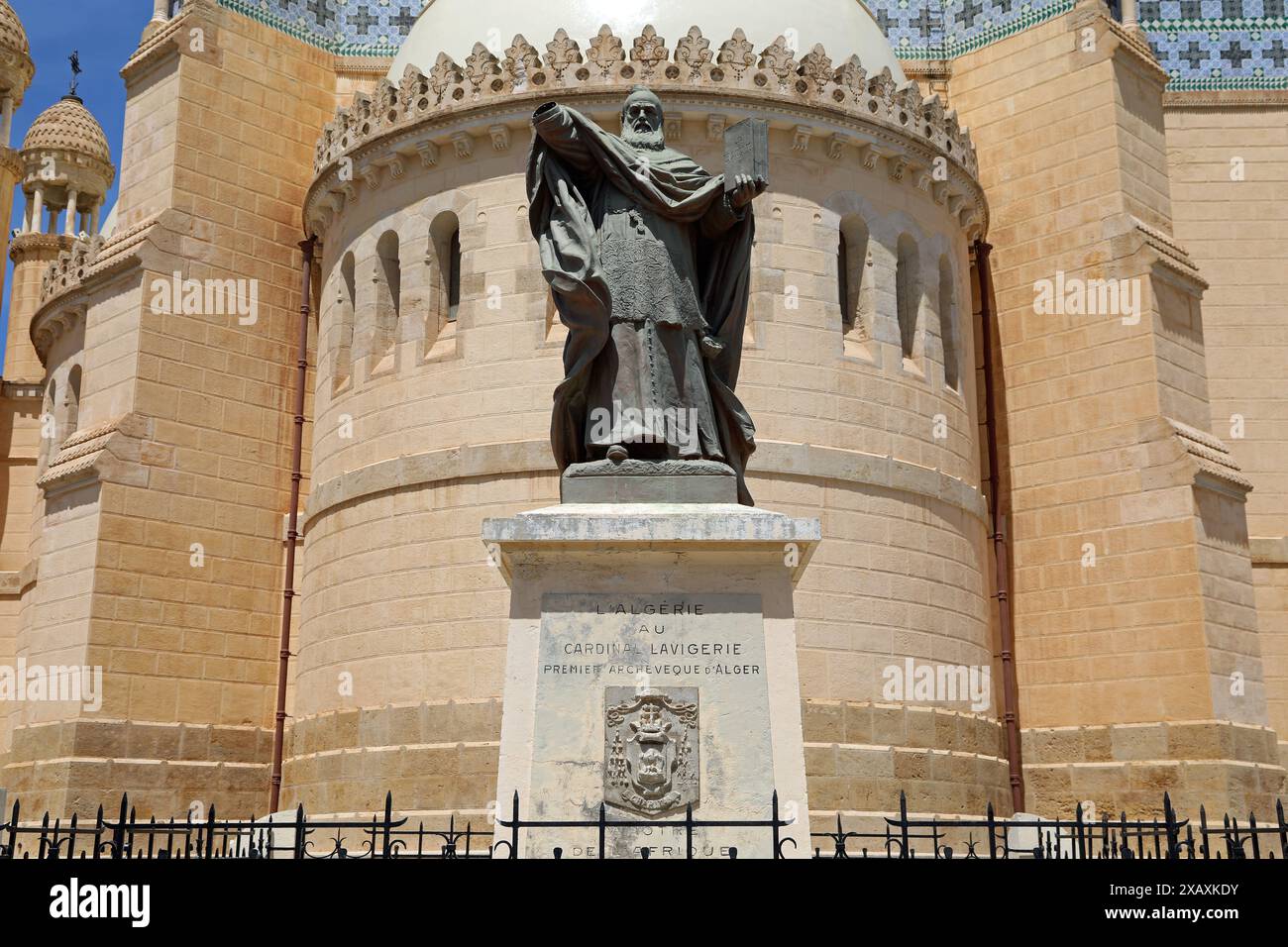 Statue du Cardinal Lavigerie devant la basilique catholique d'Alger Banque D'Images