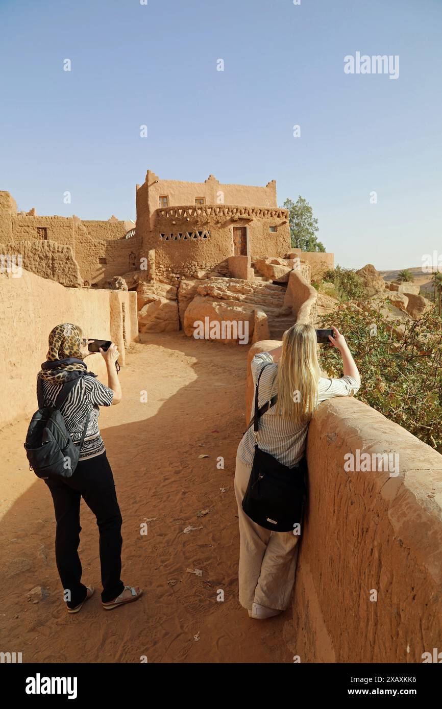 Touristes à l'ancien village de briques de boue à Taghit dans l'ouest de l'Algérie Banque D'Images