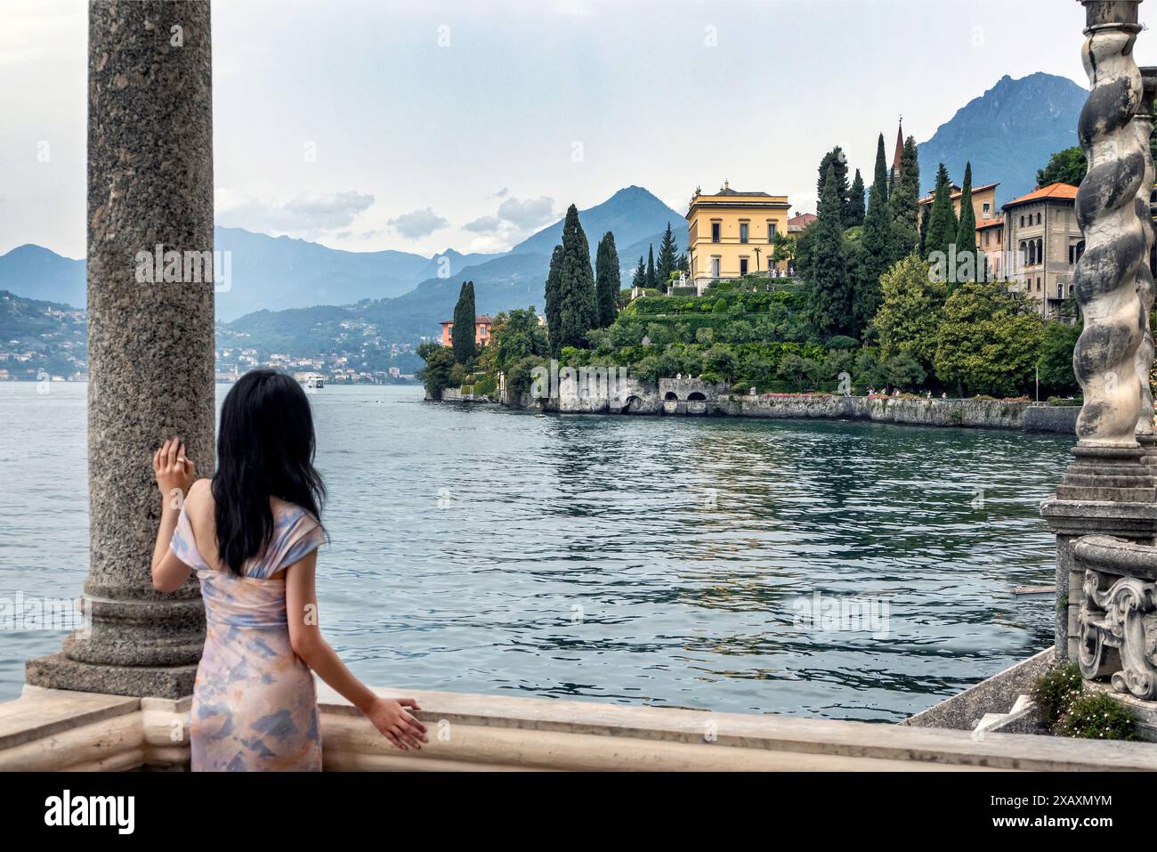 Jeunes femmes italiennes dans les jardins de la Villa Monastero à Varenna lakr Como Italie Banque D'Images