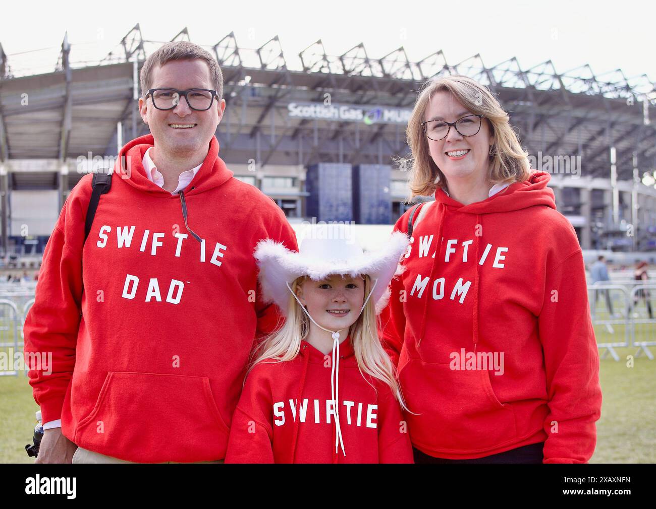 Edimbourg, Royaume-Uni, 9 juin 2024 : une famille de fans de Taylor Swift au Murrayfield Stadium pour le dernier de ses trois concerts en Écosse. Cody et Jennifer Doran-French avec leur fille Primrose du Perthshire. Image : DB Media services / Alamy Live Banque D'Images