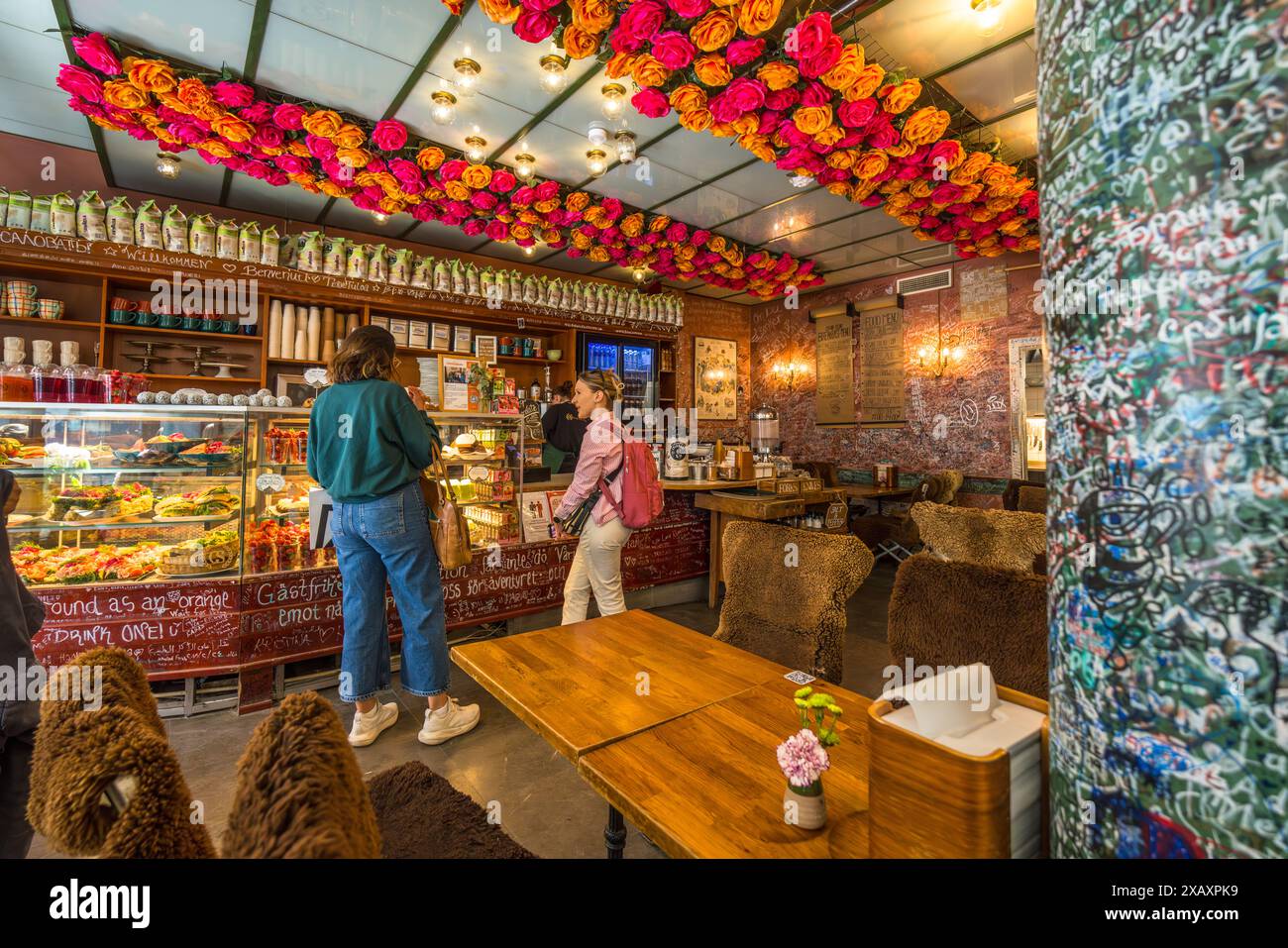 Café Schweizer à Gamla Stan est l'un des meilleurs endroits pour les smörgås ou fika traditionnels suédois. Ici, vous pourrez déguster de somptueux sandwichs au poisson, de délicieux petits pains à la cannelle et du jus d'orange fraîchement pressé. Un Schweizeri est plus commun en Suède. Ce sont des restaurants qui ont été fondés par des chefs pâtissiers suisses qui ont émigré au début du XIXe siècle. Stockholm, Suède Banque D'Images