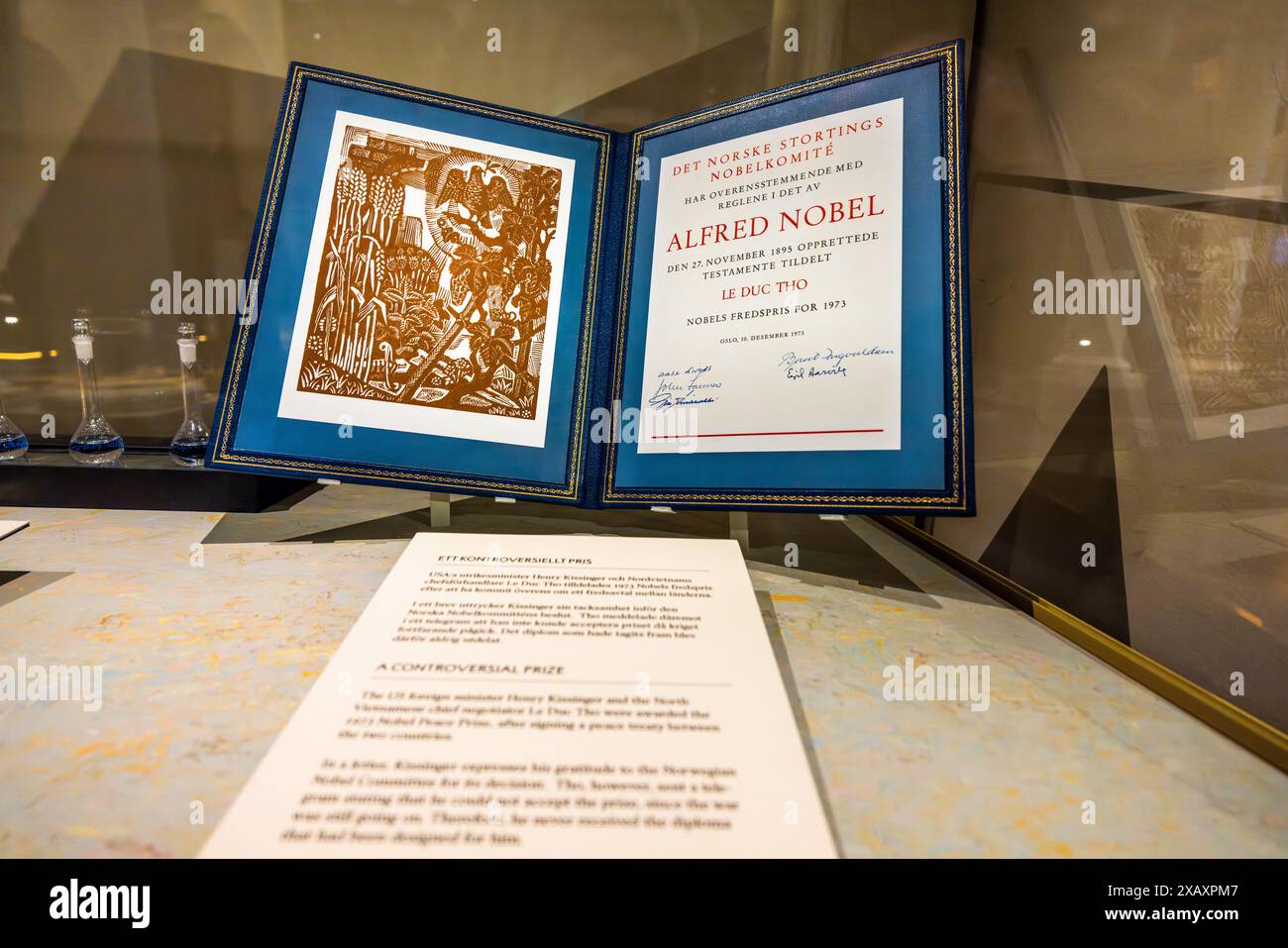 Certificat original du prix Nobel au Musée du prix Nobel pour l'homme politique vietnamien Lê Đức Thọ. Il a reçu le prix Nobel de la paix pour ses négociations avec les États-Unis pour mettre fin à la guerre du Vietnam, ce qu'il a refusé d'accepter, contrairement à Henry Kissinger, avec qui il a reçu le prix conjointement. Musée du Prix Nobel, Stockholm, Suède Banque D'Images