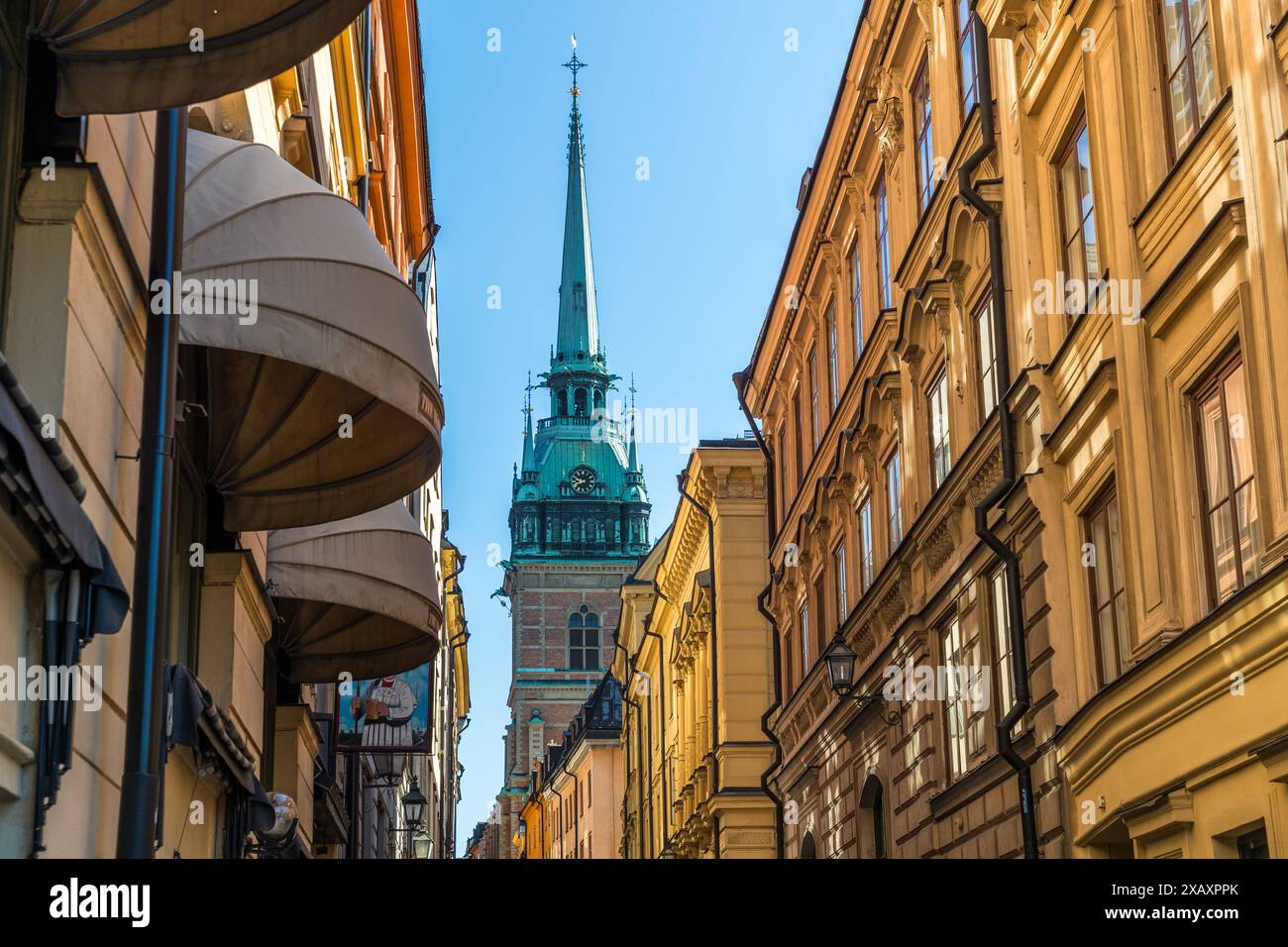 Gamla Stan, Stockholm, ruelle de la vieille ville avec vue sur Tyska kyrkan. L'église allemande est le lieu de culte de la plus ancienne congrégation allemande à l'étranger. L'architecture du paysage urbain de Stockholm a une influence italienne. Stockholm, Suède Banque D'Images