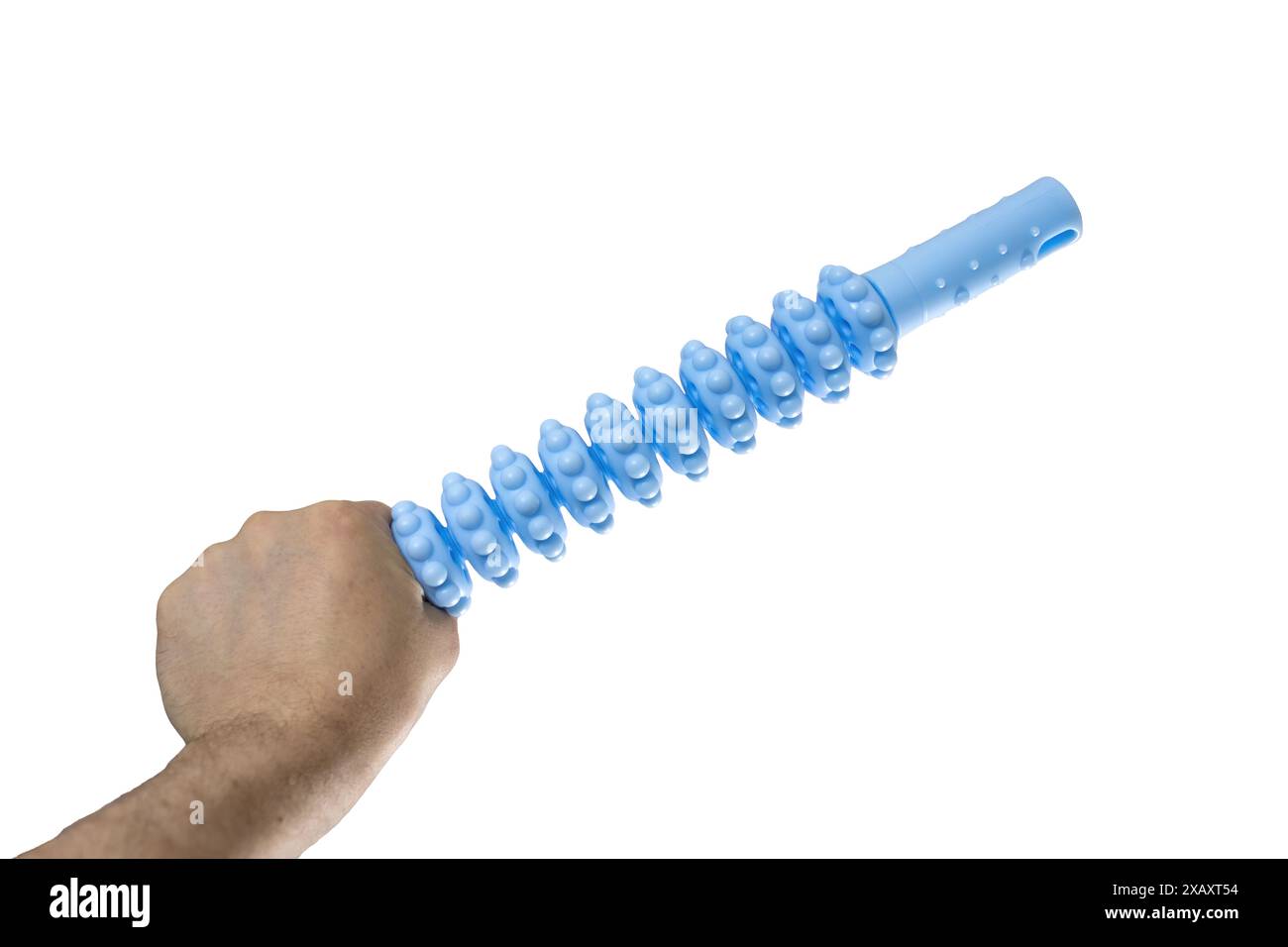 La main d'un homme tient un masseur à rouleaux en plastique bleu pour la relaxation musculaire isolé sur fond blanc. Thérapie anti-cellulite, massage profond des tissus et Banque D'Images