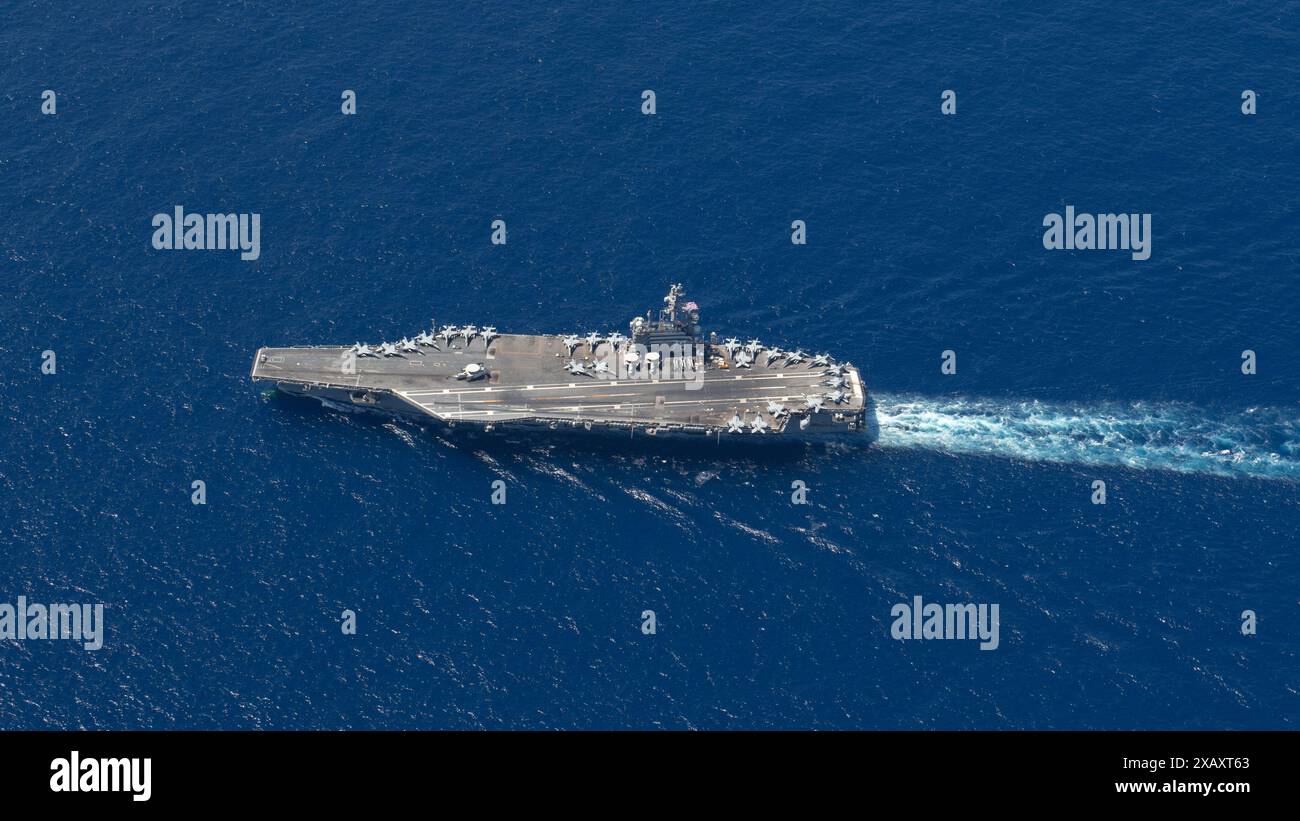 240607-N-AR554-1073 PHLIPPINE SEA (7 juin 2024) le seul porte-avions déployé à l’avant de la marine américaine, l’USS Ronald Reagan (CVN 76), navigue dans le Phi Banque D'Images