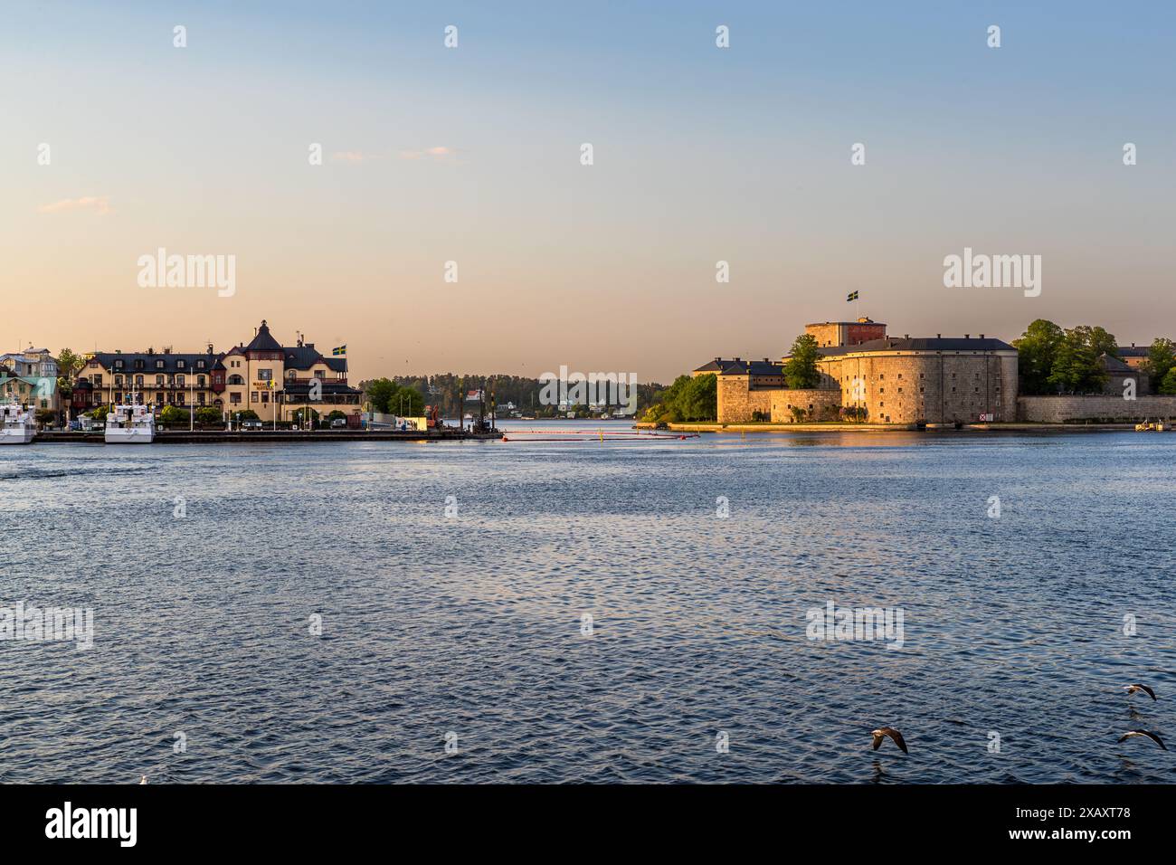 La forteresse de Vaxholm est une forteresse située sur l'île de Vaxholmen dans l'archipel de Stockholm. La forteresse a été construite en 1548. Il a été renforcé en 1604 et entièrement reconstruit en 1833. La forteresse de Vaxholm est un monument national depuis 1935. Impression de l'archipel de Stockholm. Västerhamnsplan, Vaxholms kommun, Stockholm, Suède Banque D'Images