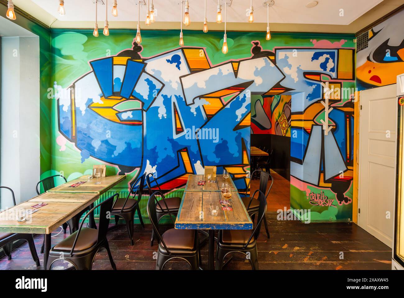 Murale dans la boutique Bottle 3,5 dans le quartier de Södermalm. Les murs sont régulièrement redessinés par des artistes. Le bar est spécialisé dans la bière et les boissons alcoolisées jusqu'à 3,5% d'alcool. Brasserie et pub avec blanchisserie : BOTTL3.5HOP - Bar and Laudry, Stockholm, Suède Banque D'Images