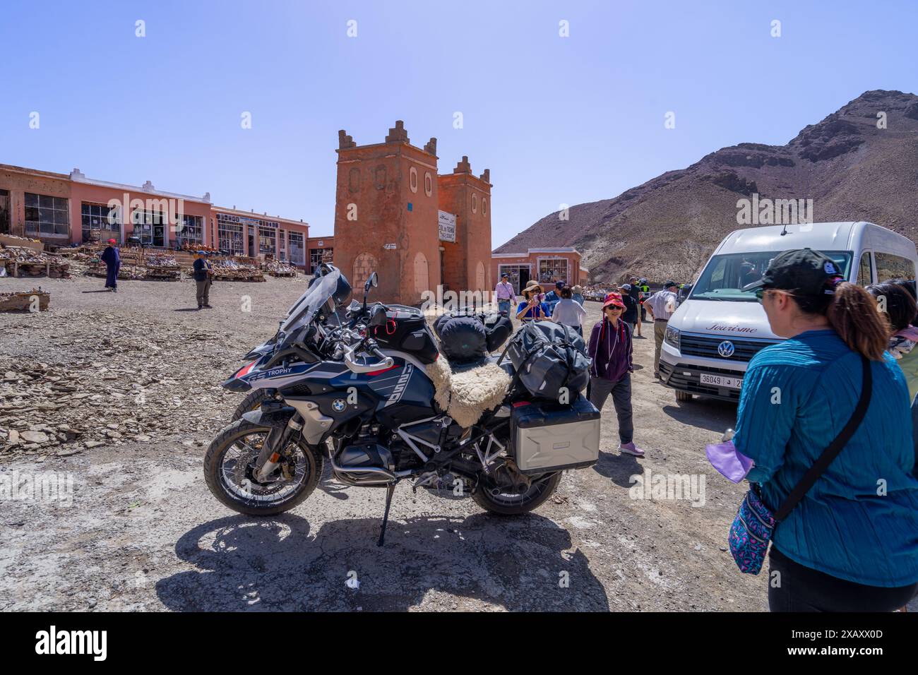 Col de Tizi n'Tichka, Maroc - 19 mars 2024 : de nombreux voyageurs se reposent à une halte pittoresque sur la montagne. La plus belle route du Maroc. Banque D'Images