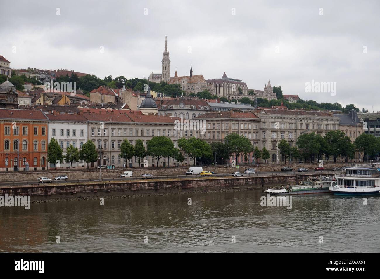 Vue de l'église St Matthias et du bastion des pêcheurs dans le quartier du château de Buda depuis le Danube, Budapest, Hongrie Banque D'Images