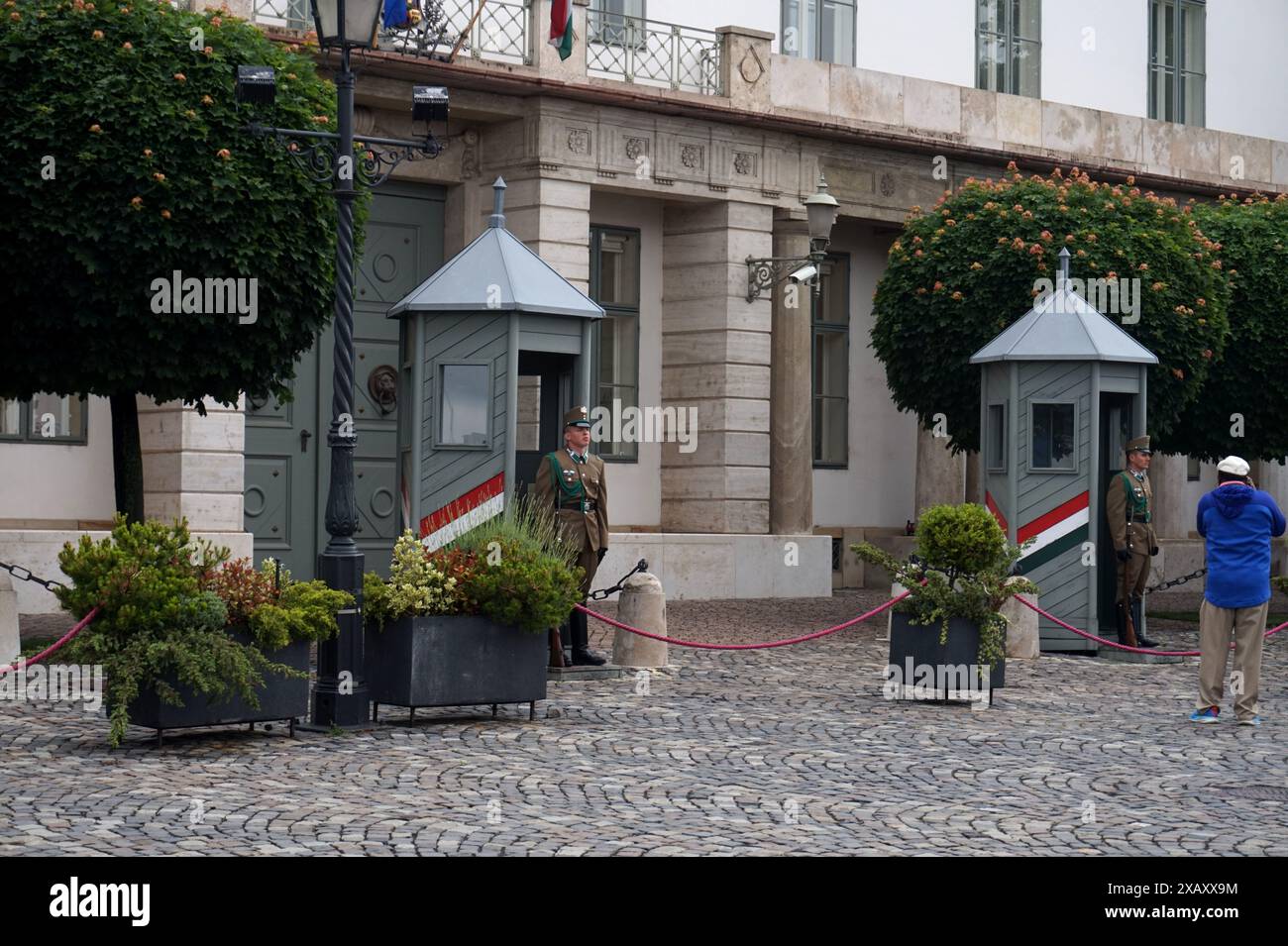 Touristes prenant des photos de soldats gardant Sandor Palace - la résidence présidentielle officielle et les bureaux, Budapest, Hongrie Banque D'Images Touristes prenant des photos de soldats gardant Sandor Palace - la résidence présidentielle officielle et les bureaux, Budapest, Hongrie Banque D'Images