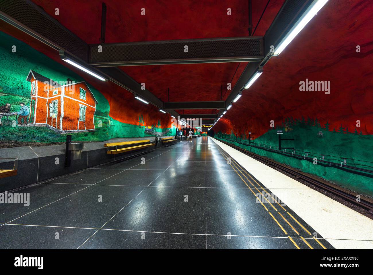 Art dans la station de métro Solna Centrum. La station entière est un paysage vert et rouge vif. Vert représente la forêt et rouge le soleil du soir. Les artistes Karl-Olov Björk et Anders Åberg ont également ajouté une composante politique. Ce sont des dessins qui thématisent la déforestation ou le dépeuplement des zones rurales. Station de métro T-Centralen. L'art du métro de Stockholm est un bon exemple de la façon dont les espaces publics peuvent être transformés en galeries d'art. Klara, Stockholm, Suède Banque D'Images