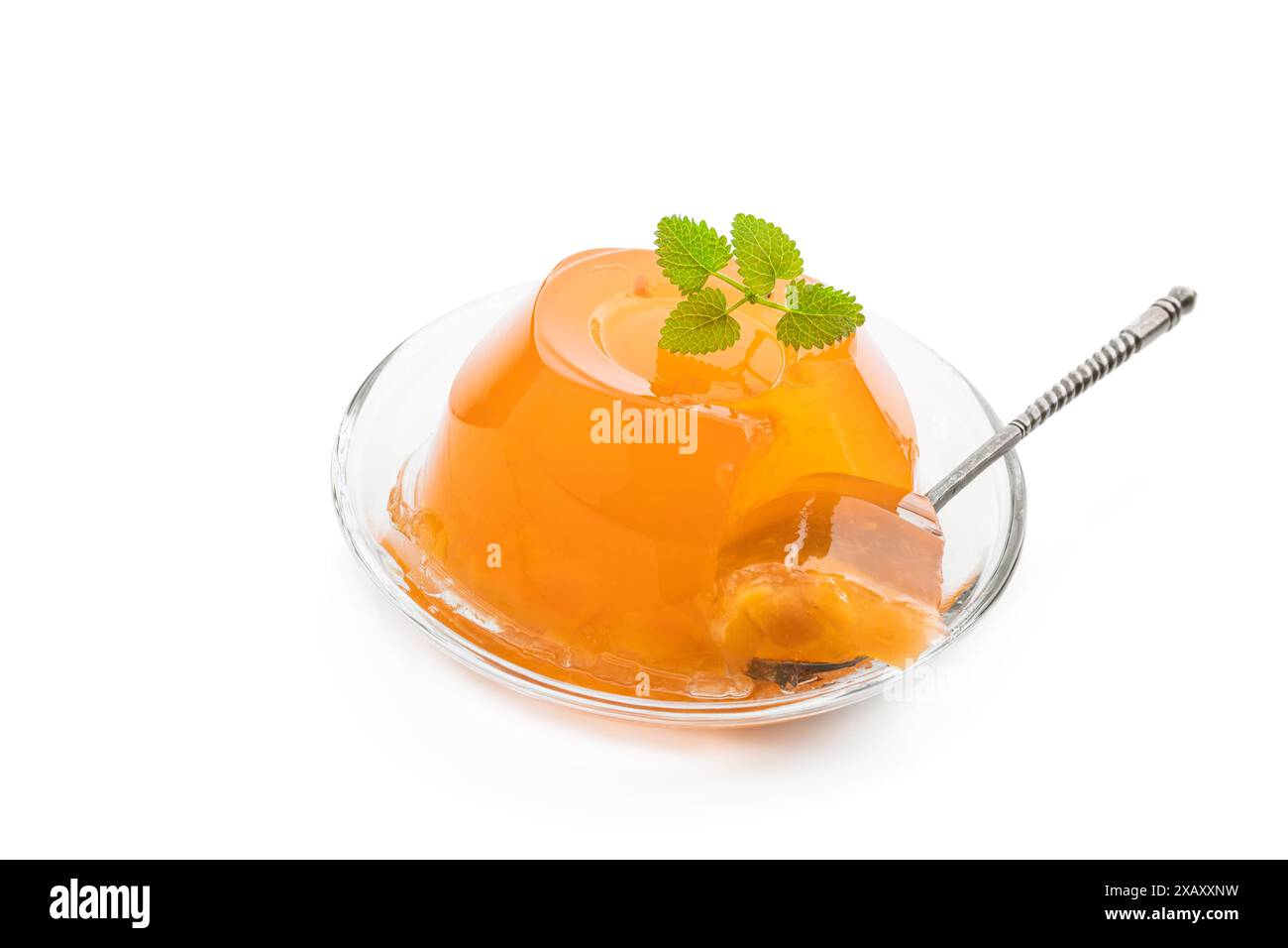 Gelée de pêche à l'orange avec tranches de fruits isolées sur blanc Banque D'Images