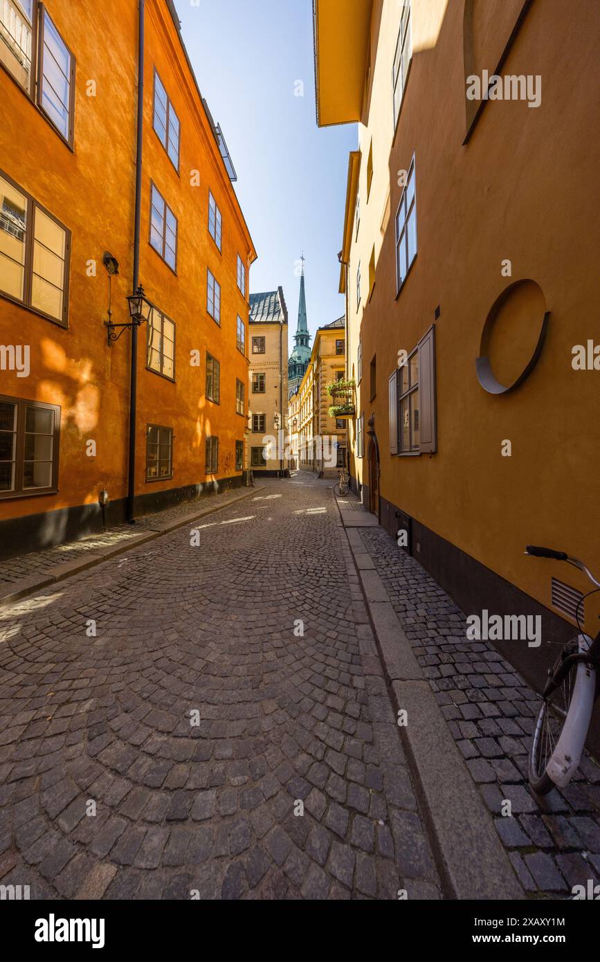 L'architecture du paysage urbain de Stockholm a une influence italienne. En arrière-plan, l'église luthérienne allemande de « Gertrud ». Tyska Skolgränd, Stockholm, Suède Banque D'Images